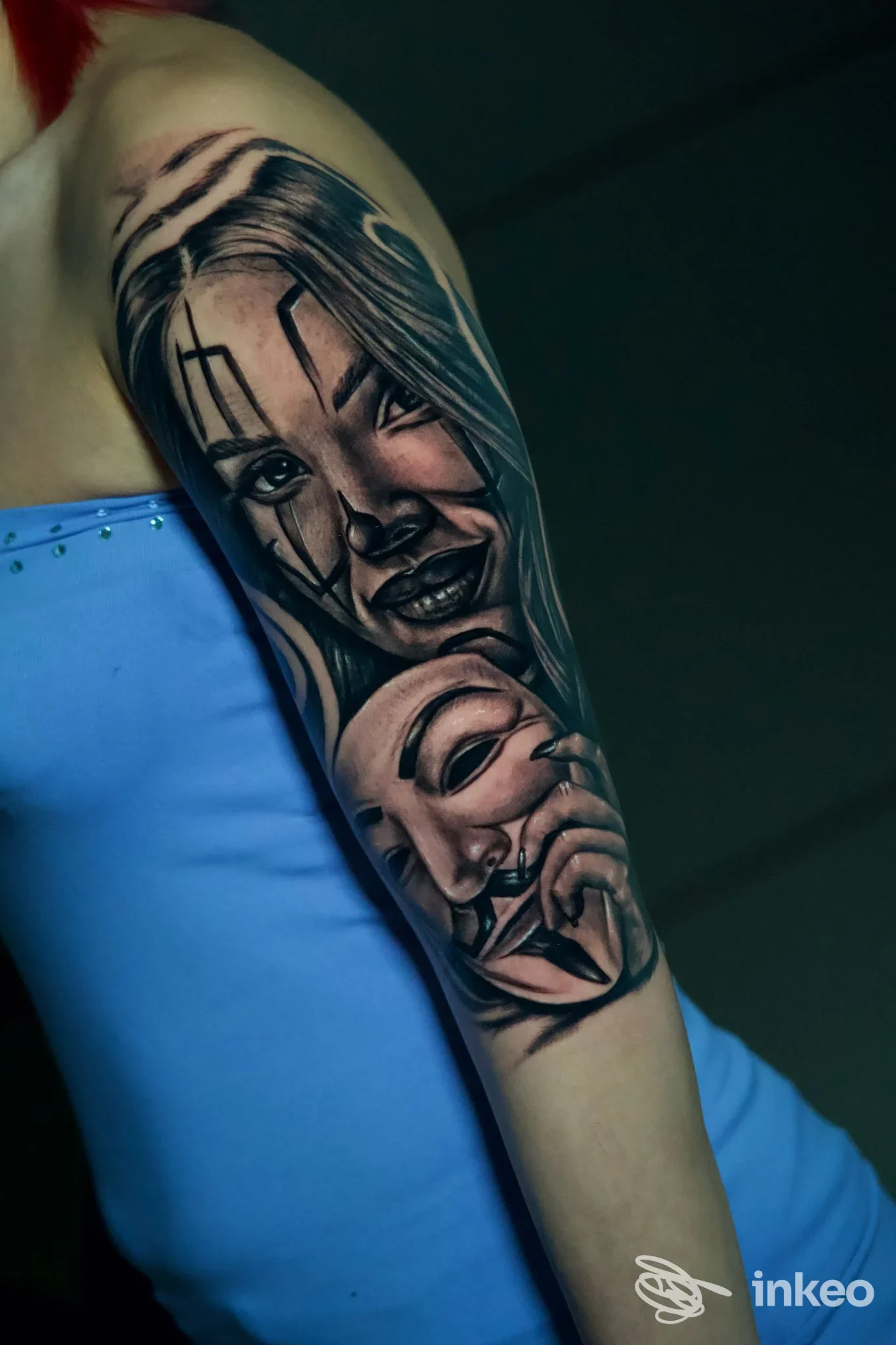 Tatuaggio black & grey con volti realistici sull'avambraccio, scatto per Mvm Tattoo Studio a Saluzzo.