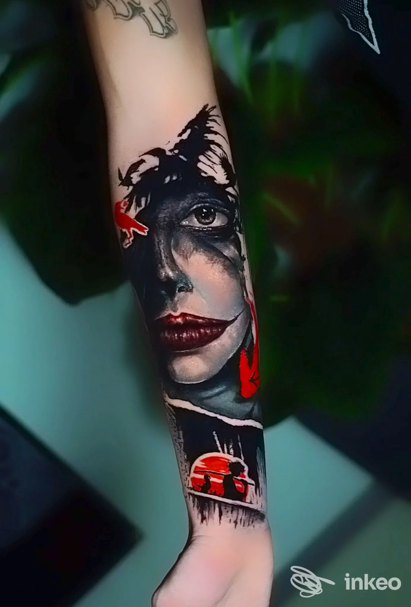 Tatuaggio realistico su avambraccio con ritratto scuro e tocchi rossi, Mvm Tattoo Studio, Saluzzo.