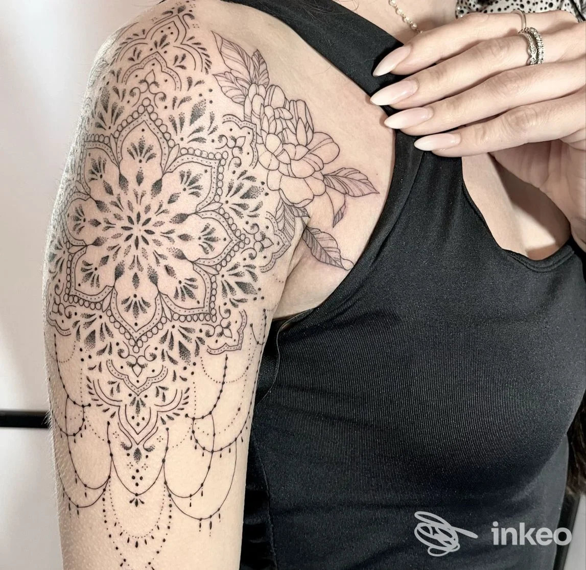 Tatuaggio ornamentale/mandala su spalla e braccio superiore, foto di Natoora Tattoo Lab a Domodossola, dettaglio in bianco e nero.
