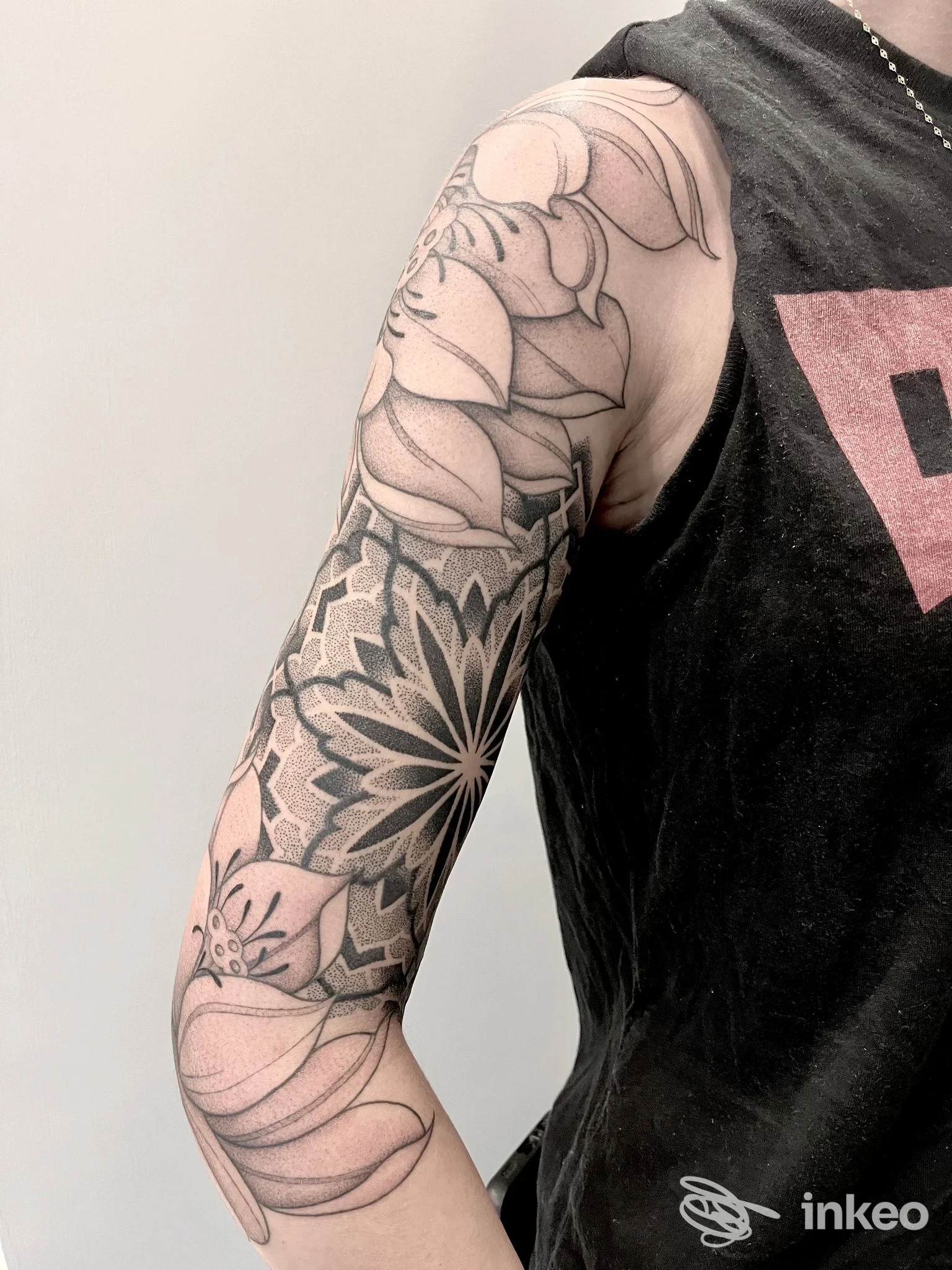 Manica tatuata in bianco e nero con mandala e fiori, foto fornita da Natoora Tattoo Lab a Domodossola.