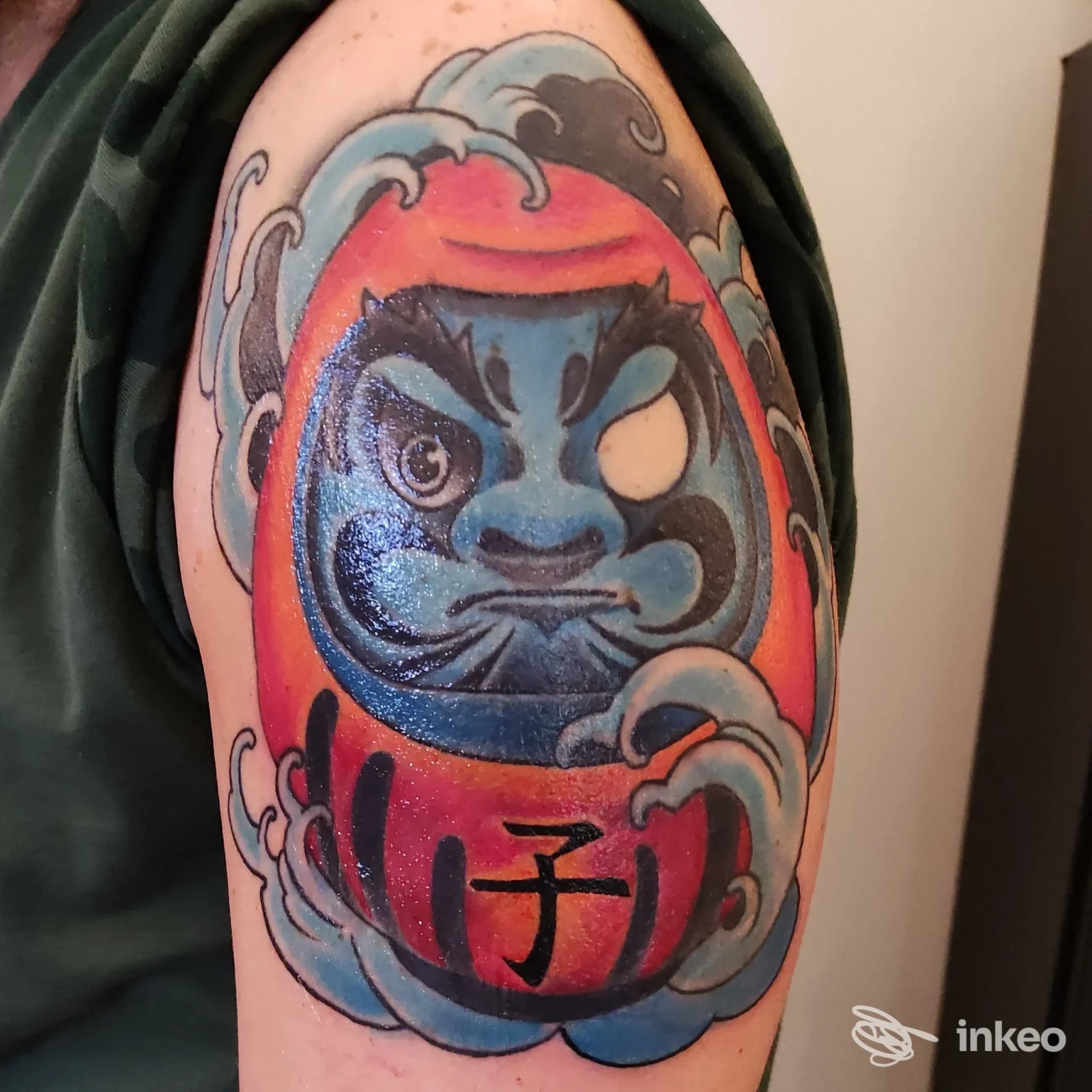 Tatuaggio Daruma colorato sul braccio superiore, foto inviata da Tattoo Oriental Art Studio & Supply, Portici.