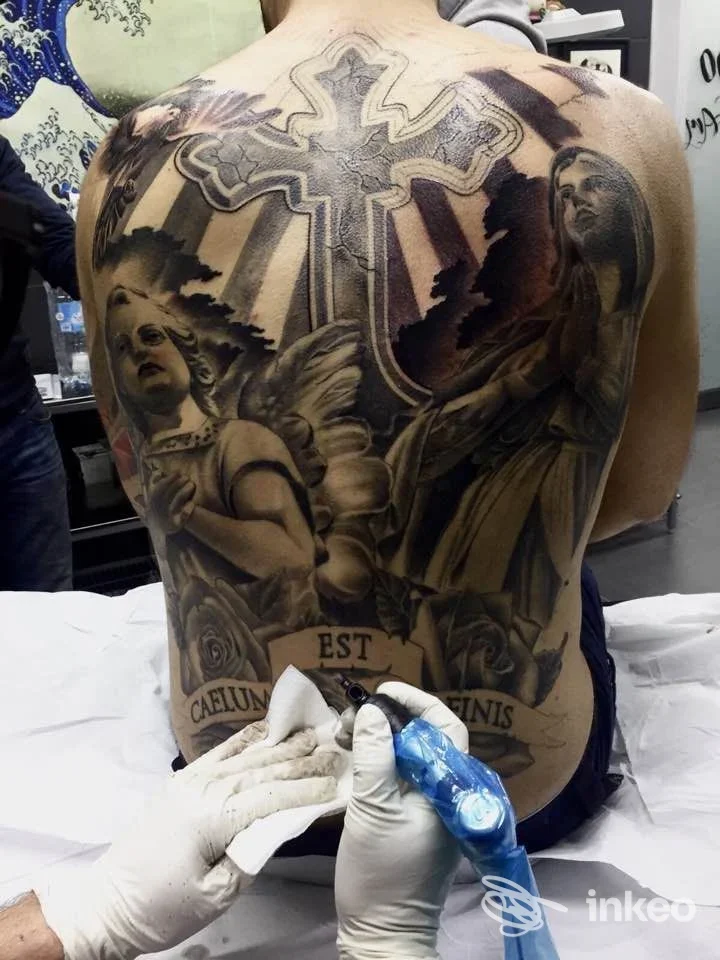 Ampio tatuaggio religioso in bianco e nero sulla schiena realizzato da Tattoo Oriental Art Studio a Portici.