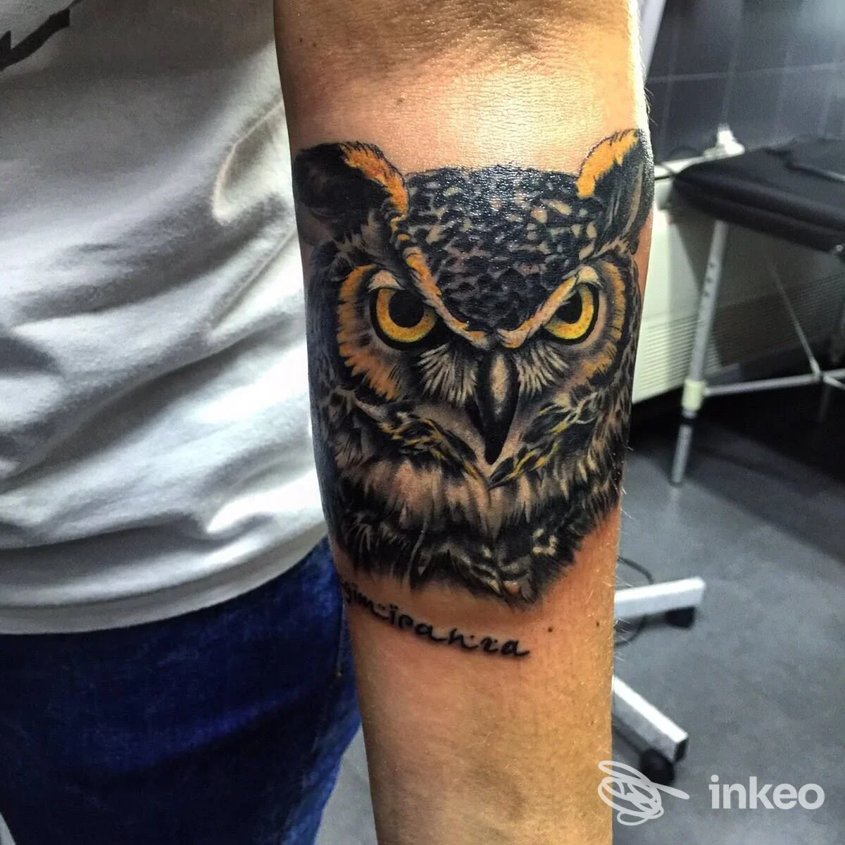 Tatuaggio gufo realistico sull'avambraccio fotografato nello studio Tattoo Oriental Art Studio a Portici.