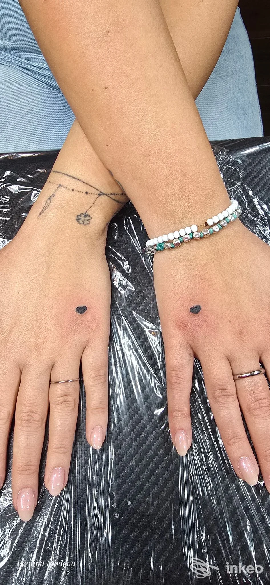 Due piccoli tatuaggi a cuore pieni sul dorso di entrambe le mani, foto fornita da Paolina Modena Beauty Tattoo a Bastiglia.