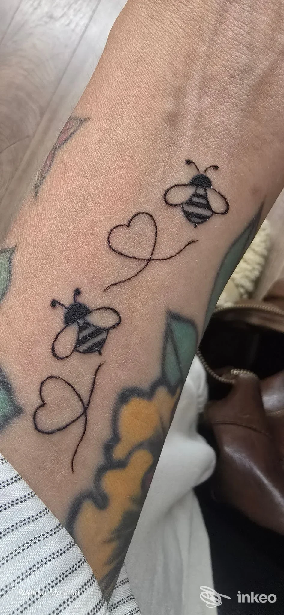 Due piccoli tatuaggi a forma di ape e cuori sull'avambraccio, realizzati da Paolina Modena Beauty Tattoo a Bastiglia.