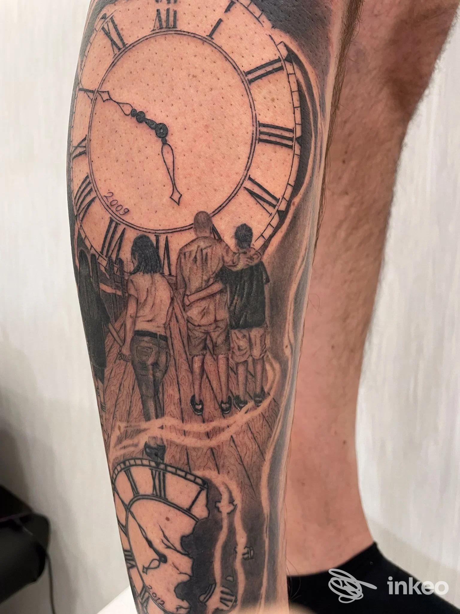Tatuaggio su polpaccio con grande orologio e figure che camminano, foto fornita da Supernatural Tattoo Studio, Volla.