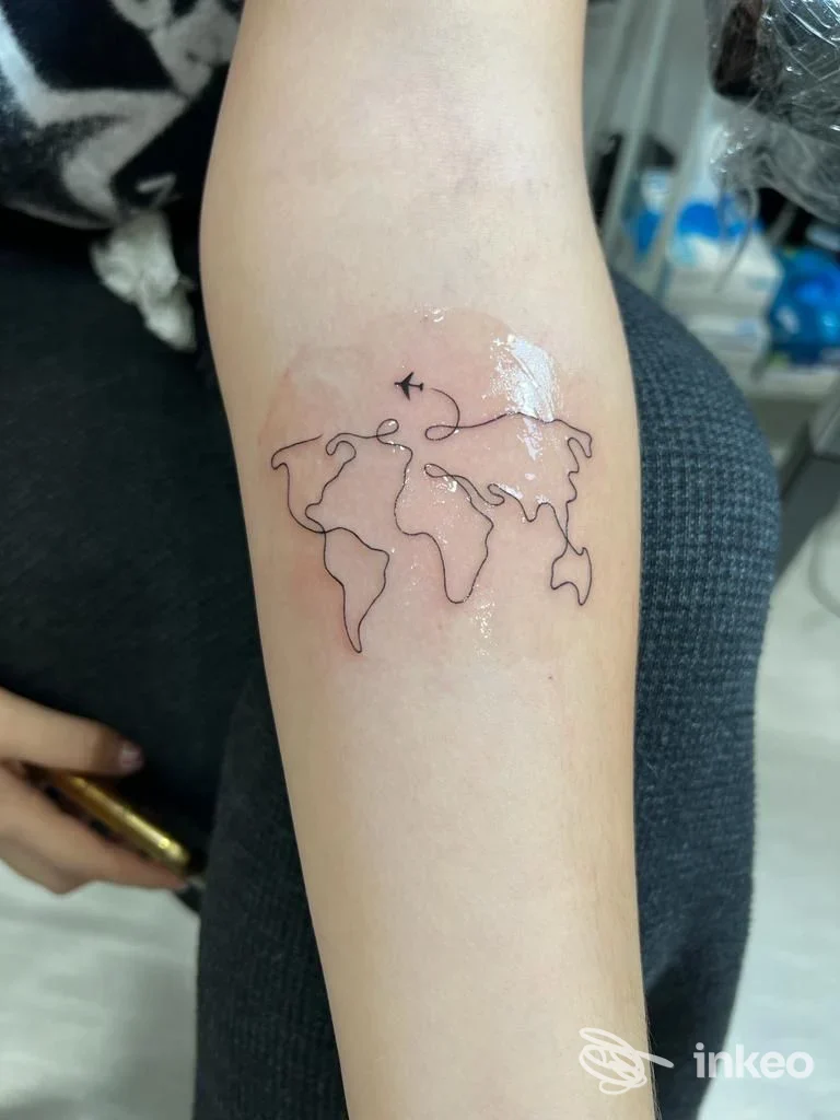 Tatuaggio mappa del mondo in linework sul lato interno dell'avambraccio, Supernatural Tattoo Studio, Volla.