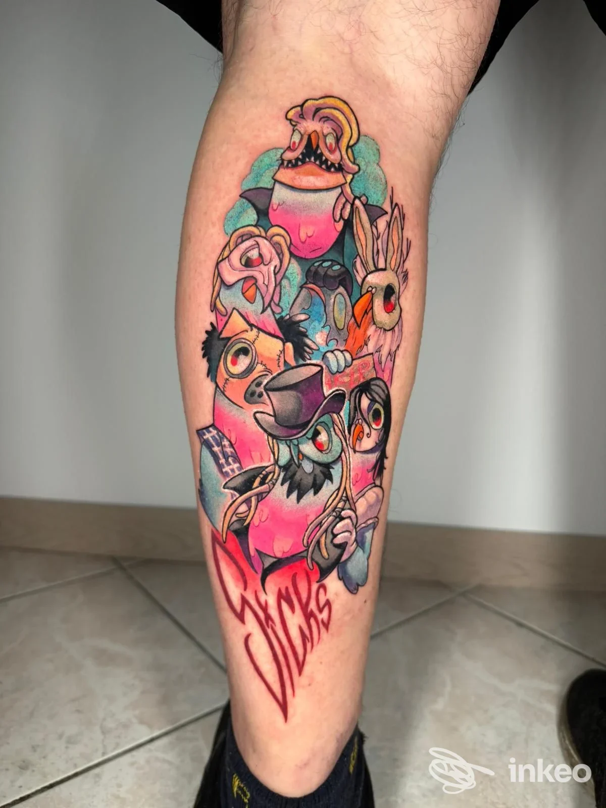 Colorato tatuaggio su polpaccio con figure stilizzate e volti illustrati, foto realizzata da Ego Noir Tattoo Studio a Chioggia.