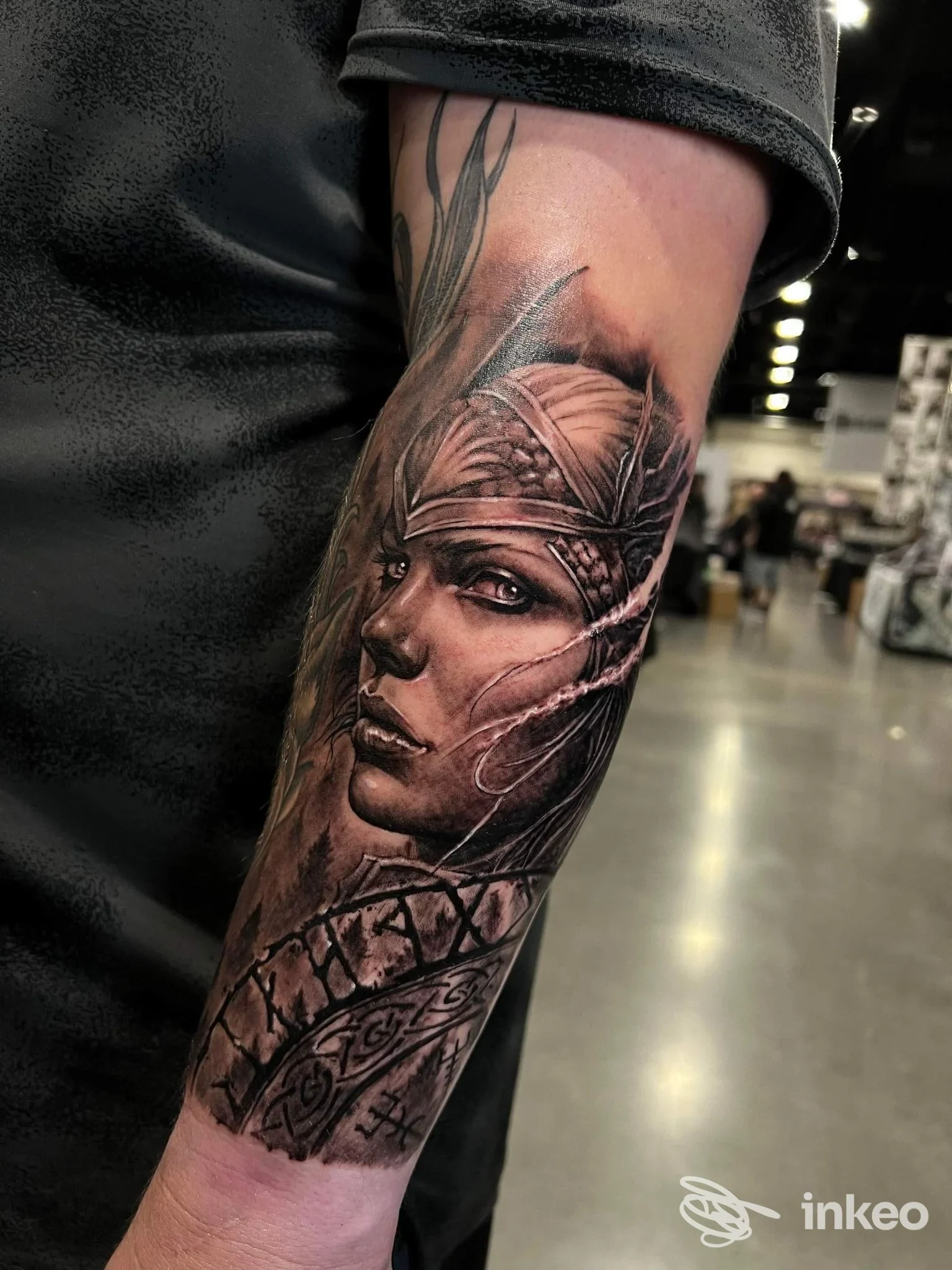 Tatuaggio ritratto in bianco e nero su avambraccio, Laguna Tre TATTOO a Forlì.