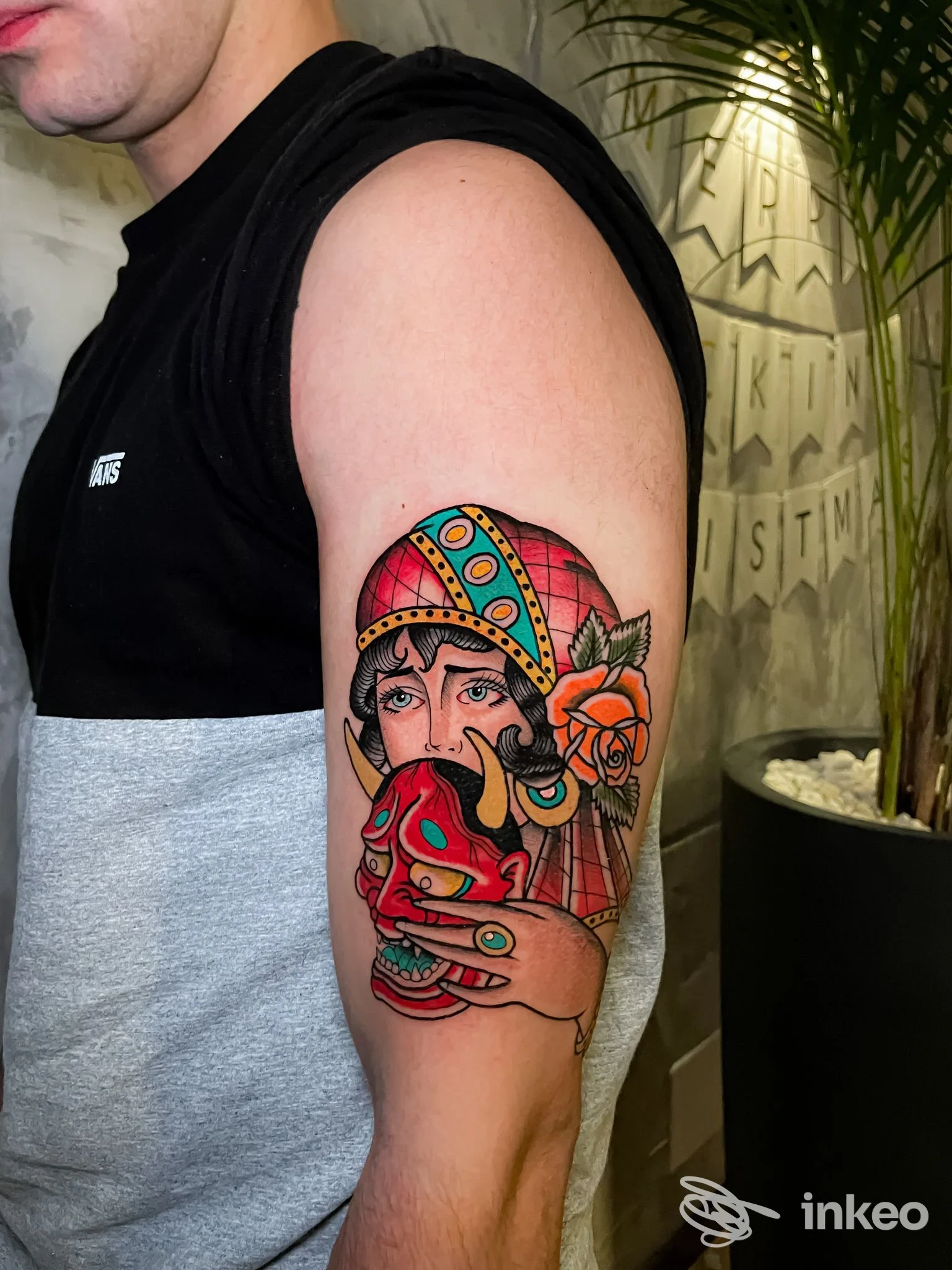 Tatuaggio colorato sull'alto braccio di un cliente fotografato nello studio Laguna Tre TATTOO a Forlì, dettaglio frontale del lavoro.