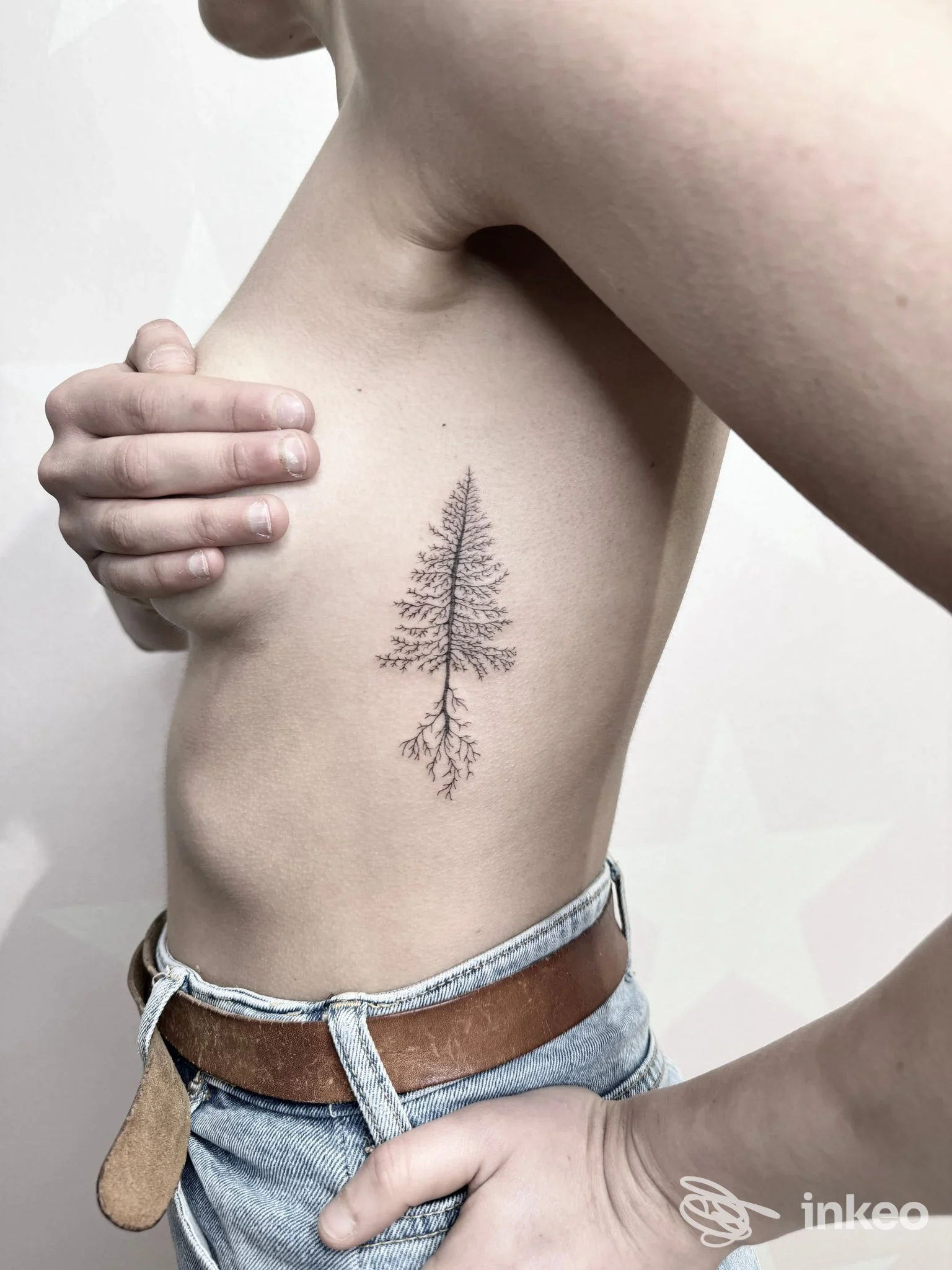 Dettaglio di un tatuaggio ad albero sul costato, foto fornita da Samy Tattoo Studio, San Lazzaro di Savena.