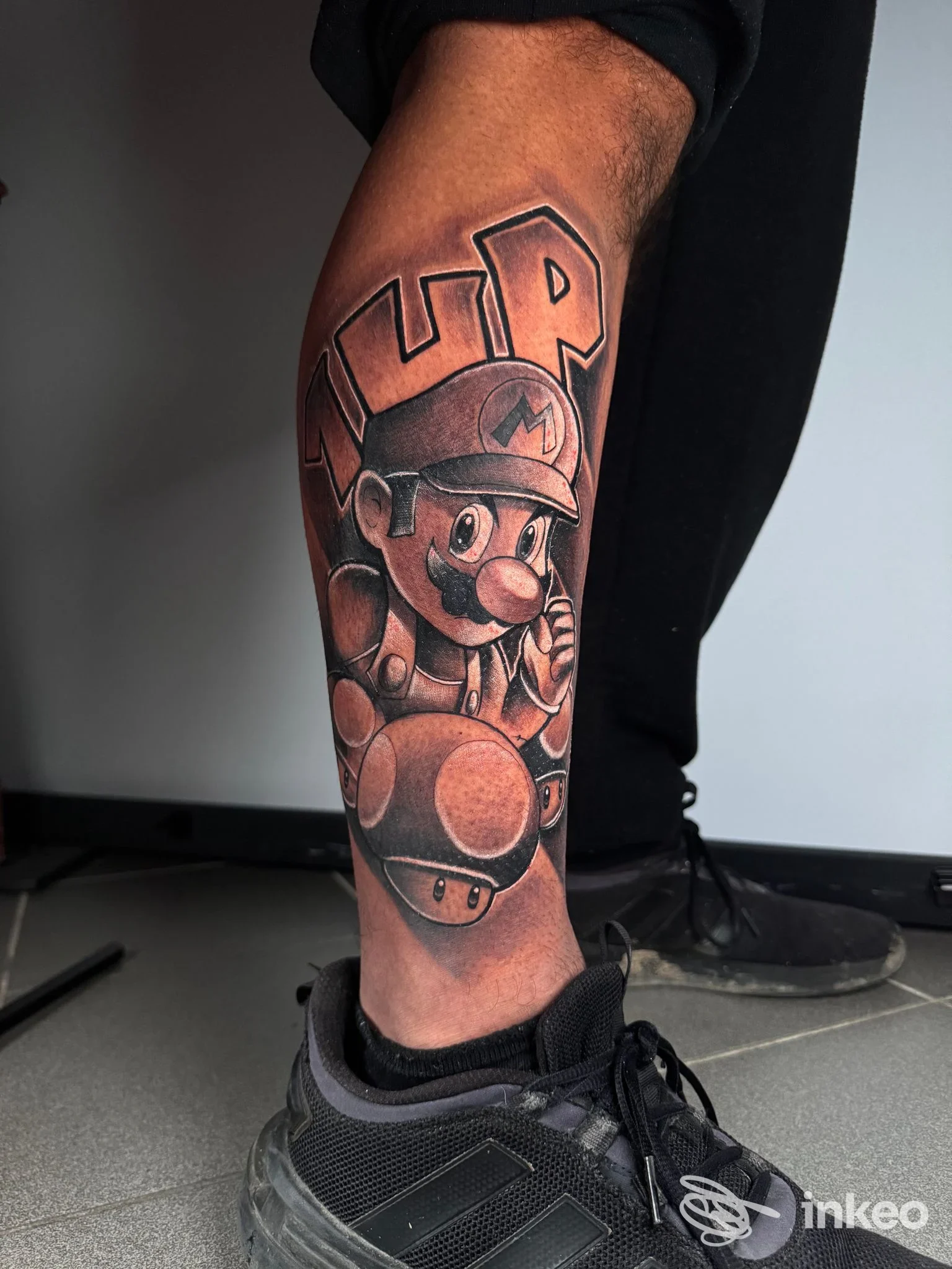 Tatuaggio a tema Mario sul polpaccio sinistro, foto realizzata da La Rosa Nera Tattoo e Piercing a Calenzano.