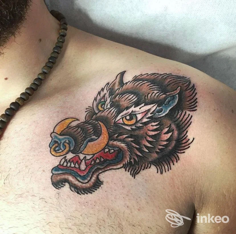 Tatuaggio testa di lupo a colori sul pettorale destro, realizzato da Pace e Inchiostro, Ferrara.