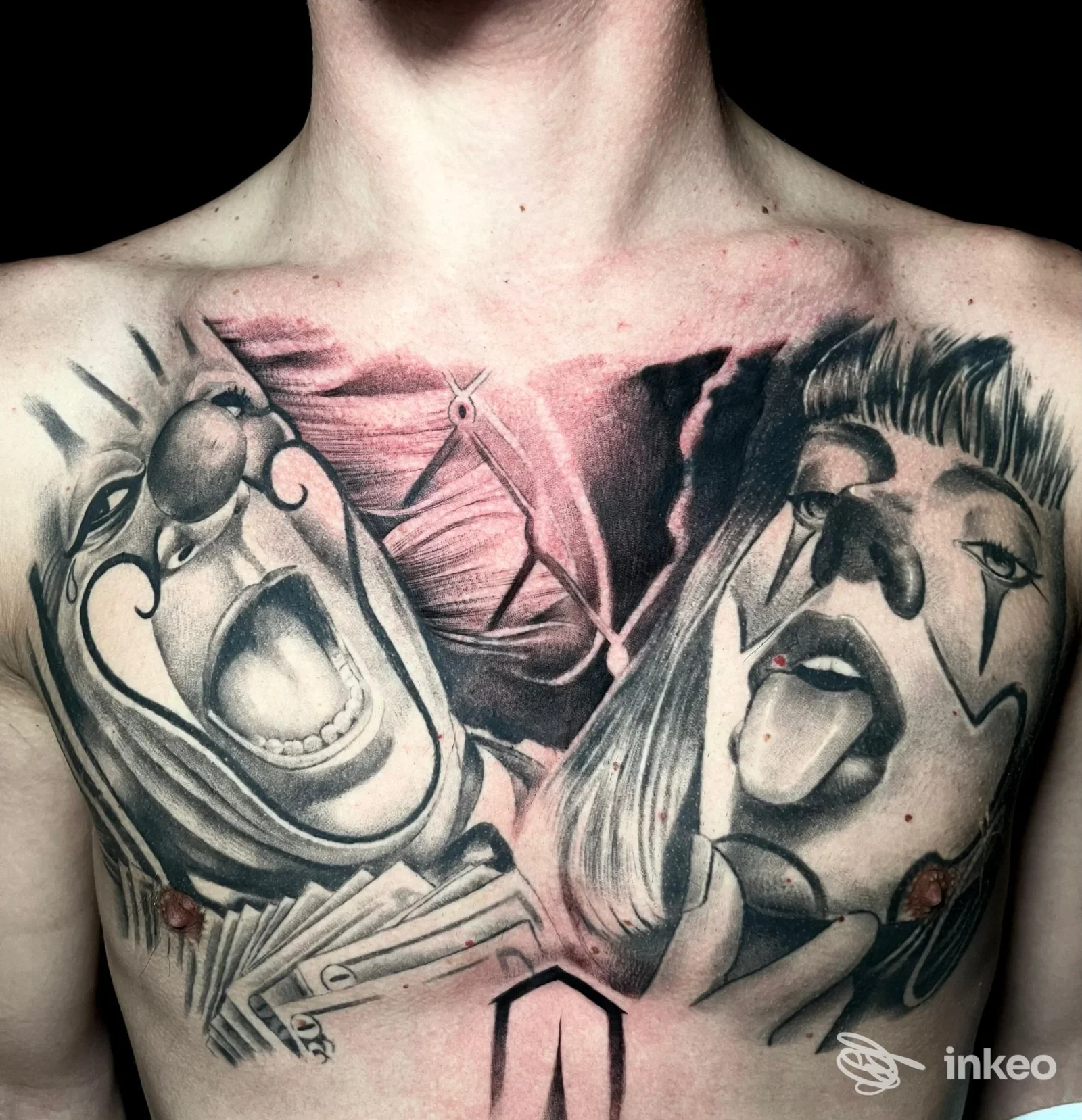 Ampio tatuaggio sul petto raffigurante volti di clown in stile realistico, fotografato per The Family ink a Brindisi.