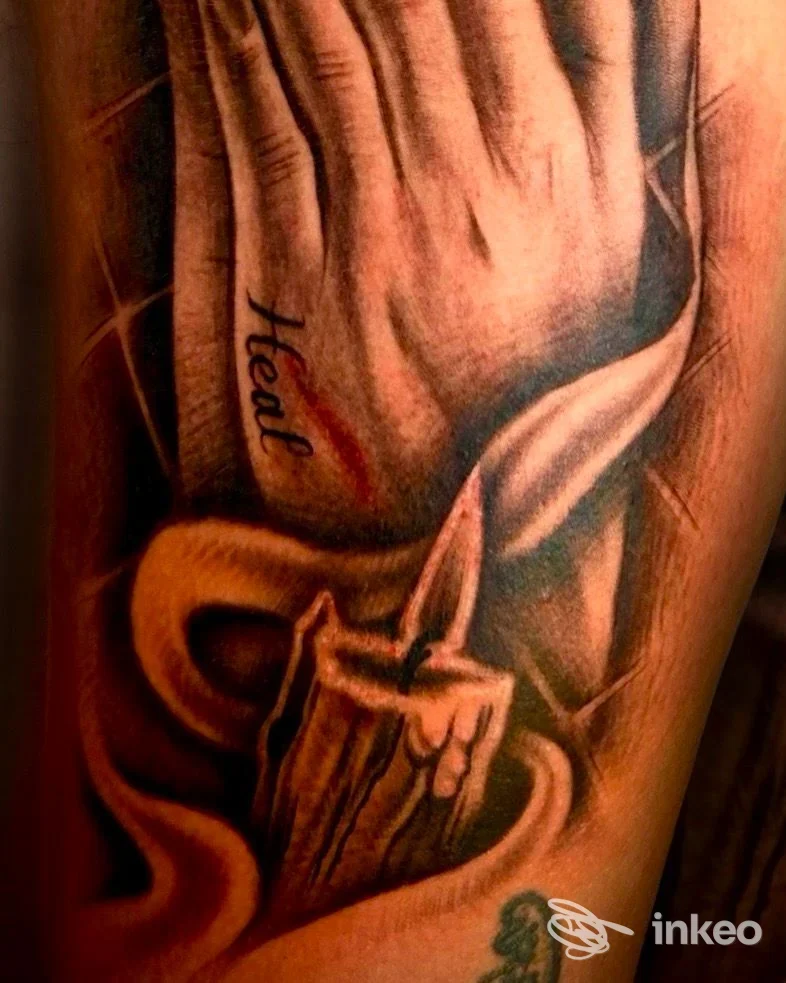 Tatuaggio realistico di mani in preghiera e candela sull'avambraccio, INK NIK Tattoo Studio, Cotignola.