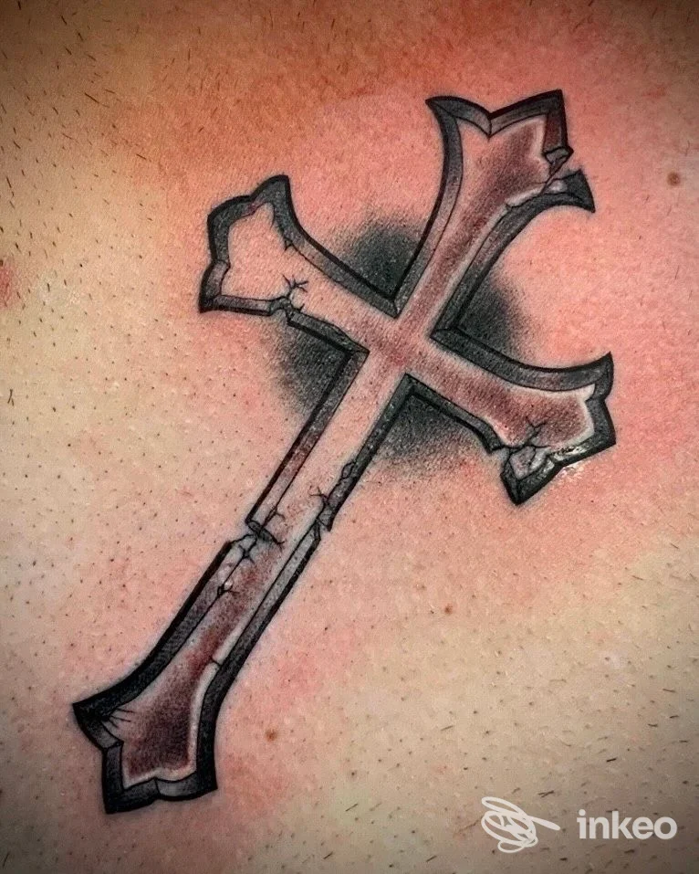 Croce tatuata in bianco e nero su pelle, dettaglio con ombreggiatura. INK NIK Tattoo Studio, Cotignola.