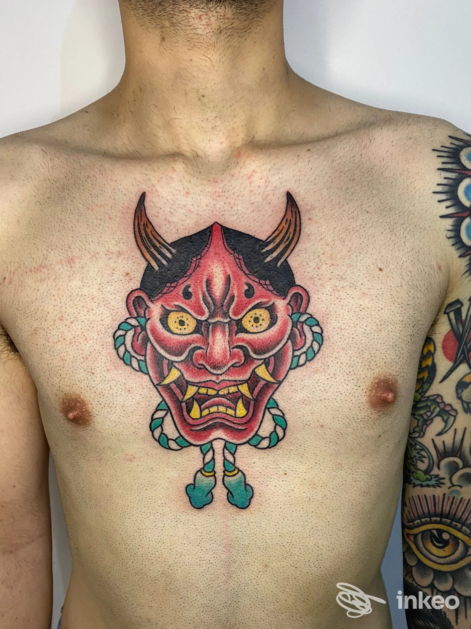 Tatuaggio a petto con maschera hannya colorata, foto inviata da Magma Tattoo Club a Portici.