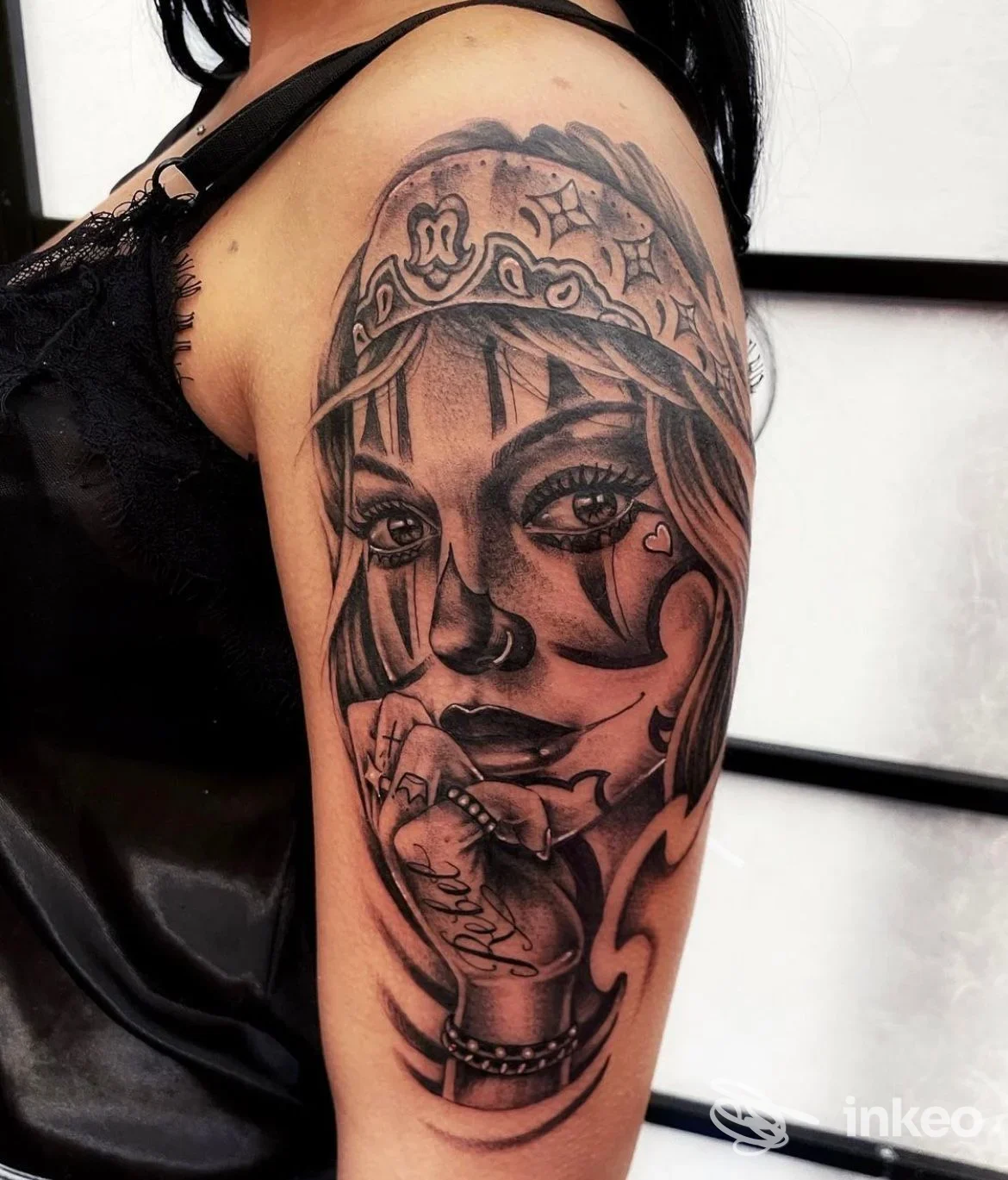 Grande tatuaggio black & grey su braccio superiore raffigurante volto femminile stilizzato; HOMEBODY Tattoo Lab, Bologna.