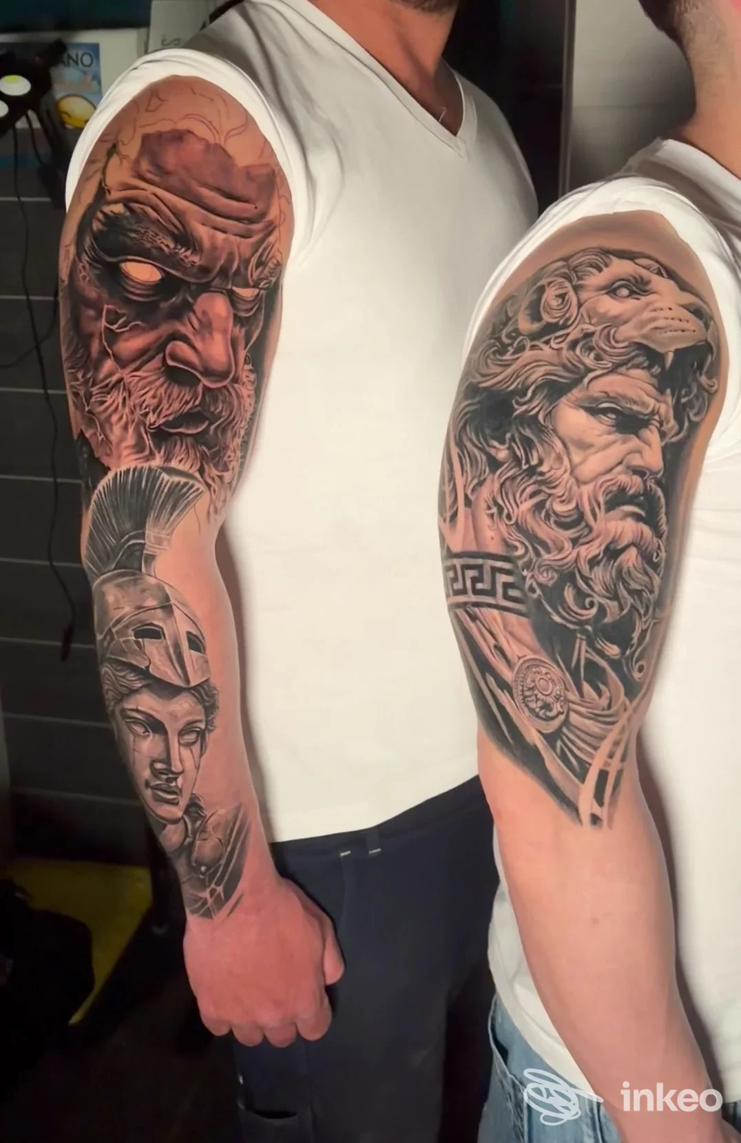 Braccia con mezze maniche tatuate realistici in bianco e nero, ritratti e figure mitologiche; foto per Project Flash Tattoo a Napoli.
