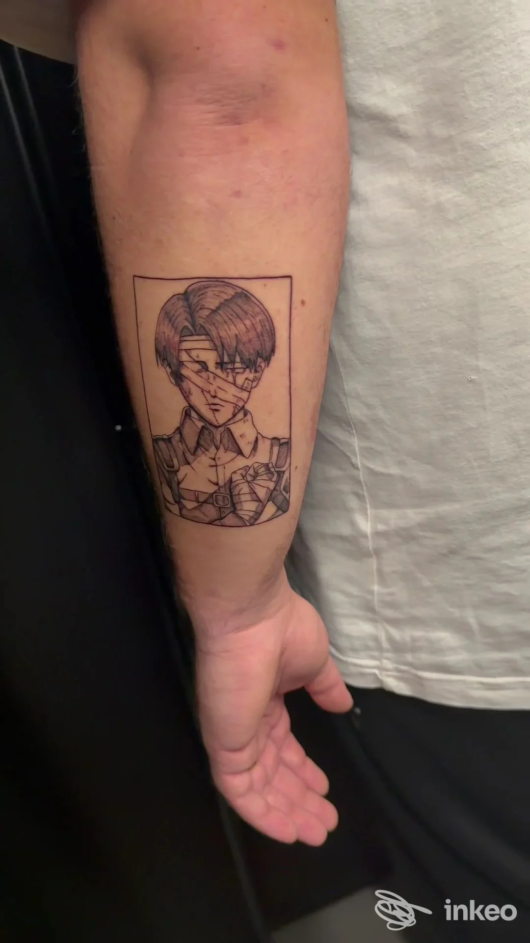 Tatuaggio a linee nere di un volto stilizzato sull'avambraccio — Project Flash Tattoo, Napoli.