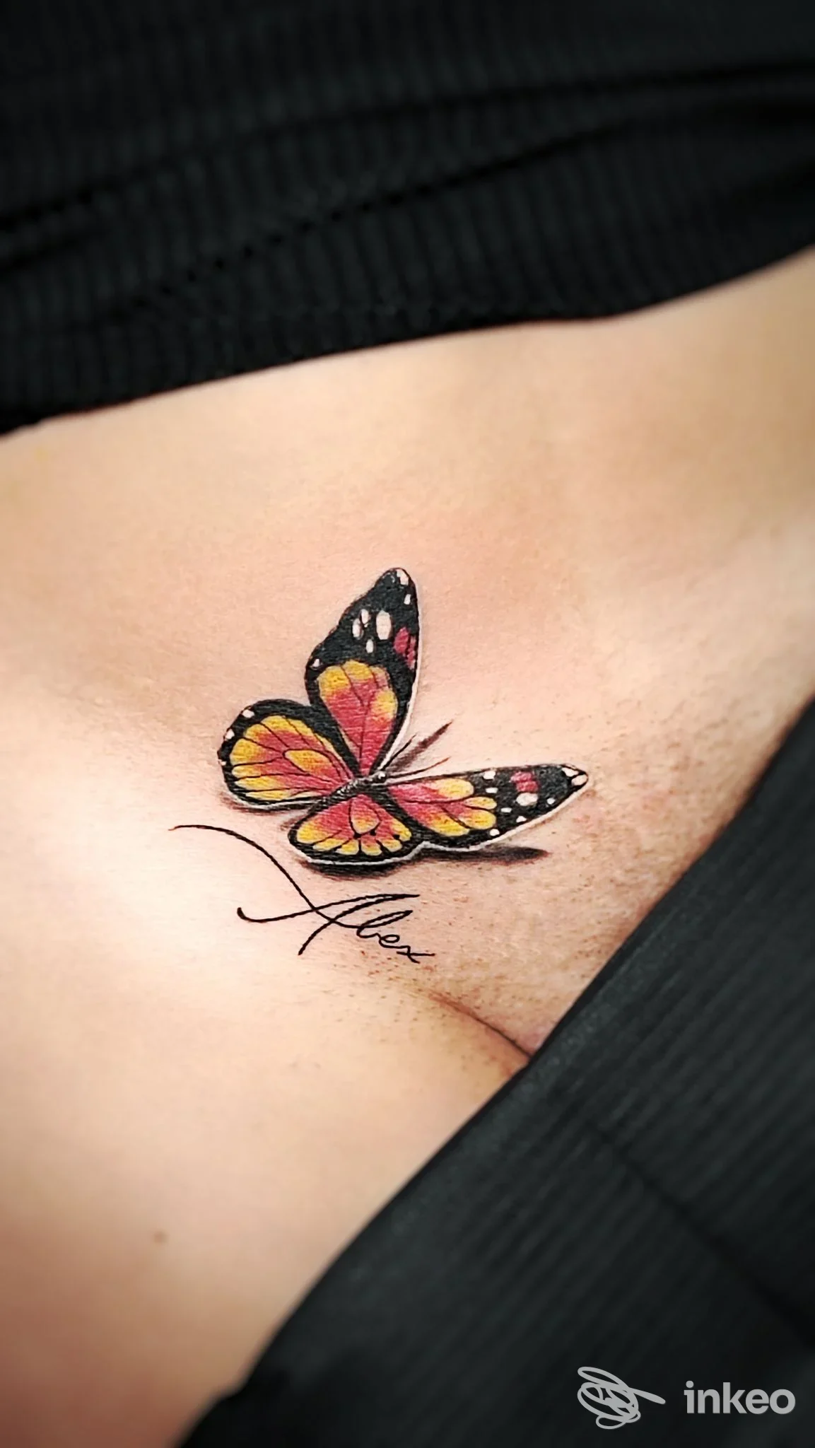 Farfalla a colori tatuata sul basso addome; lavoro visibile su pelle umana. Miranda Tattoo, Striano.