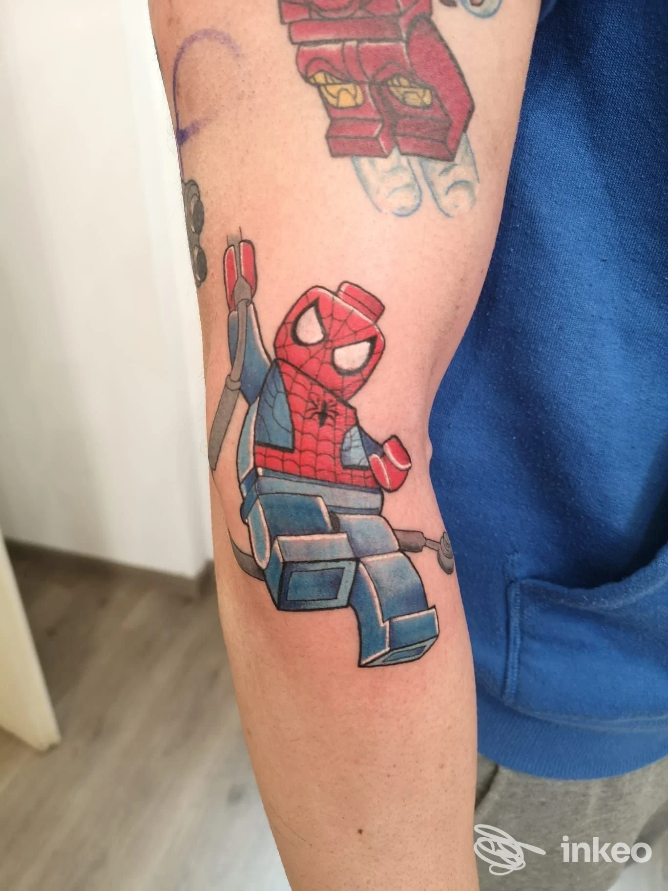 Tatuaggio Spider-Man in stile mattoncino sull'avambraccio, foto fornita da Alley Doll a Faenza.