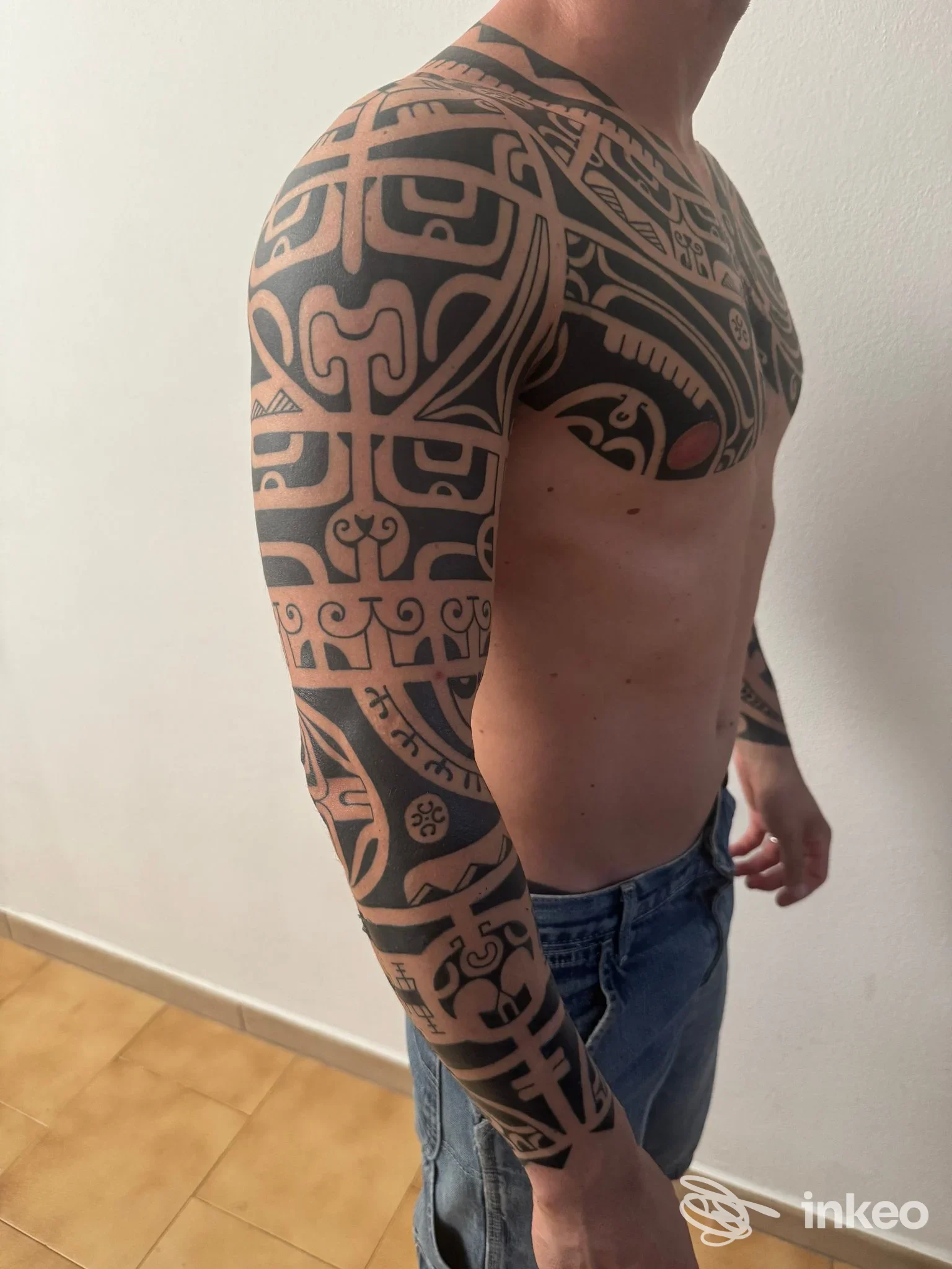 Ampio tatuaggio tribale su braccio destro e torace, foto inviata da TRIBAL TATAU, Formigine.