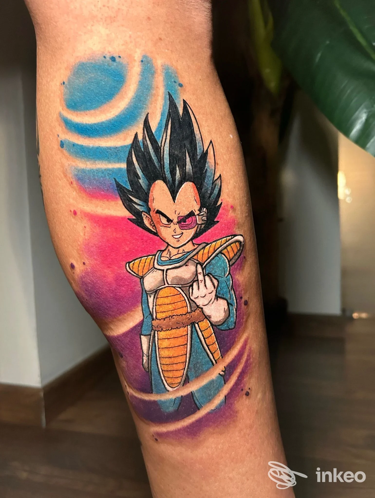 Tatuaggio colorato su avambraccio raffigurante Vegeta con sfondo blu e rosa, realizzato da La Bea Tattoo Studio, Cesena.