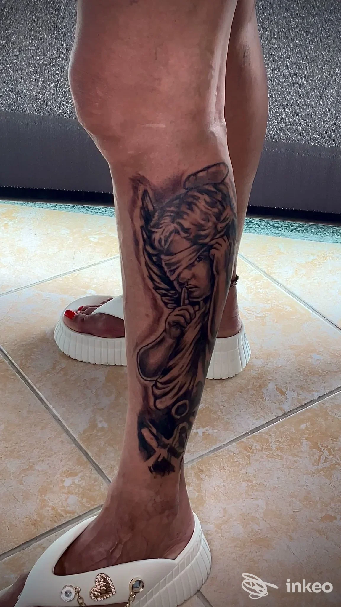 Tatuaggio realistico in bianco e nero sul polpaccio fotografato presso Seven Tattoo studio, Ostuni.