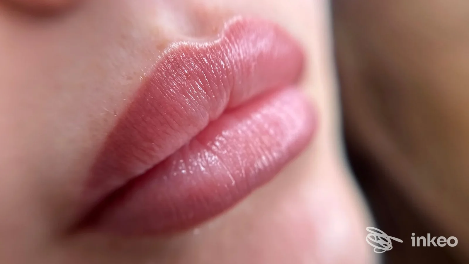Primo piano di labbra con trucco semipermanente naturale, eseguito da Alma Ispirata ad Avezzano, dettaglio della pigmentazione e della pelle.