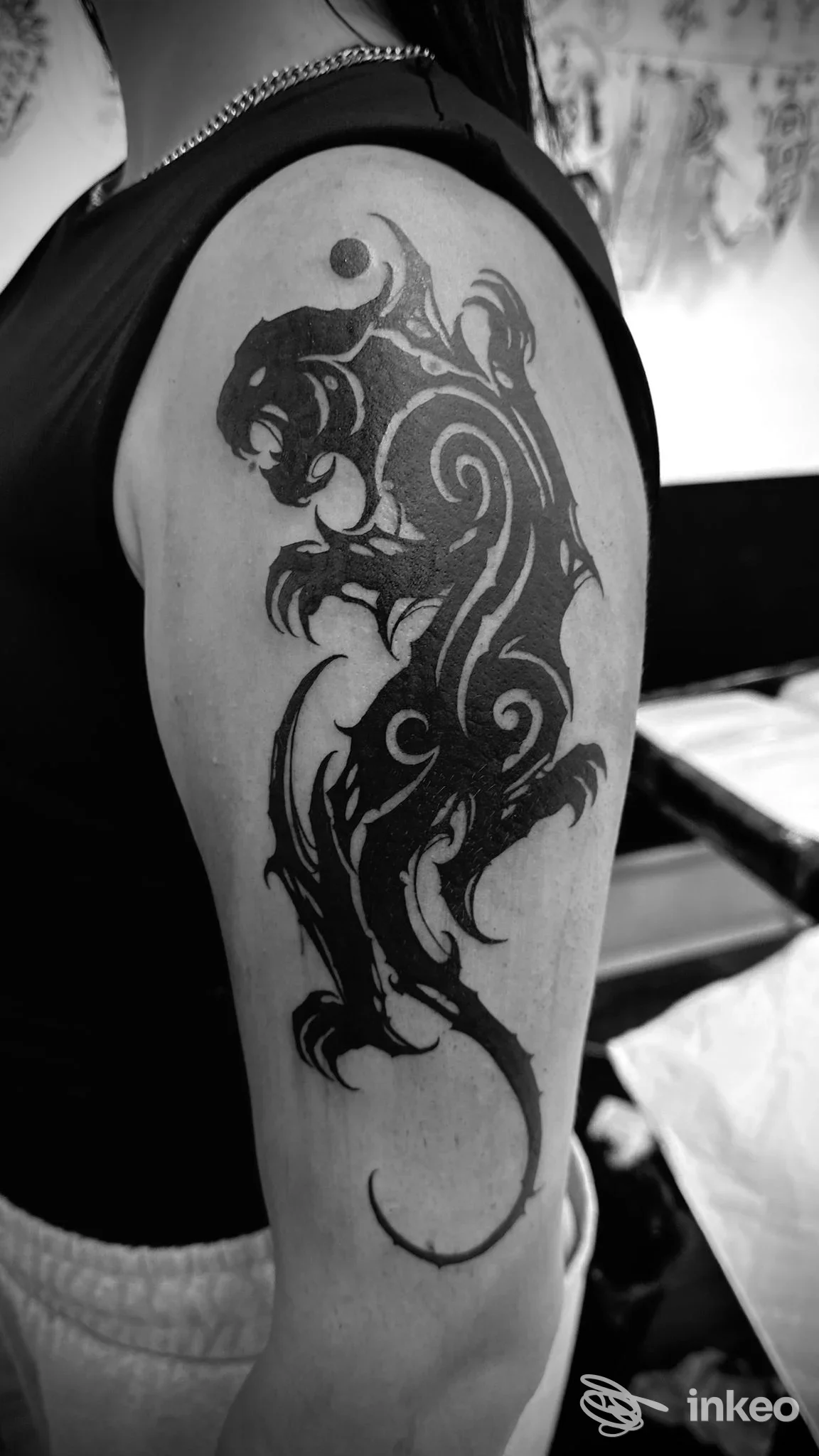 Tatuaggio nero stilizzato sul braccio superiore, foto di Ale Guasto Dark Lettering, Bologna.