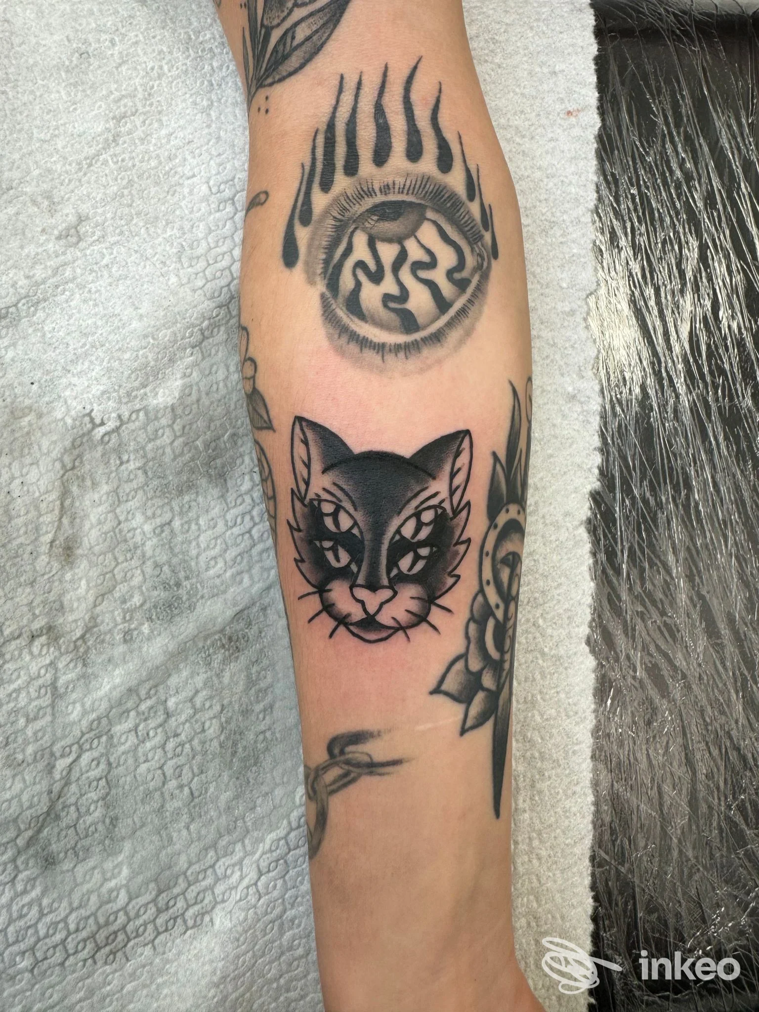 Avambraccio con tatuaggi neri, tra cui volto di gatto stilizzato; foto di Paco86inktattooartist, San Martino in Rio.