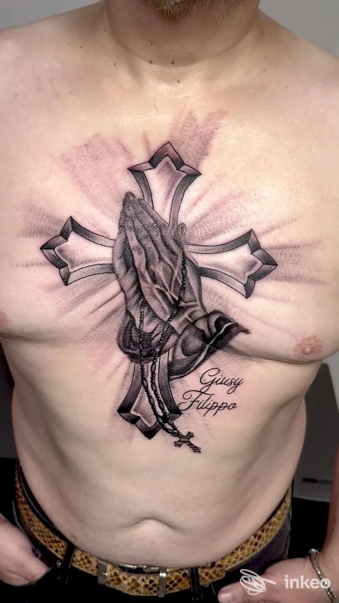 Tatuaggio a petto con croce, mani giunte e rosario, testo in corsivo — Paco86inktattooartist, San Martino in Rio.