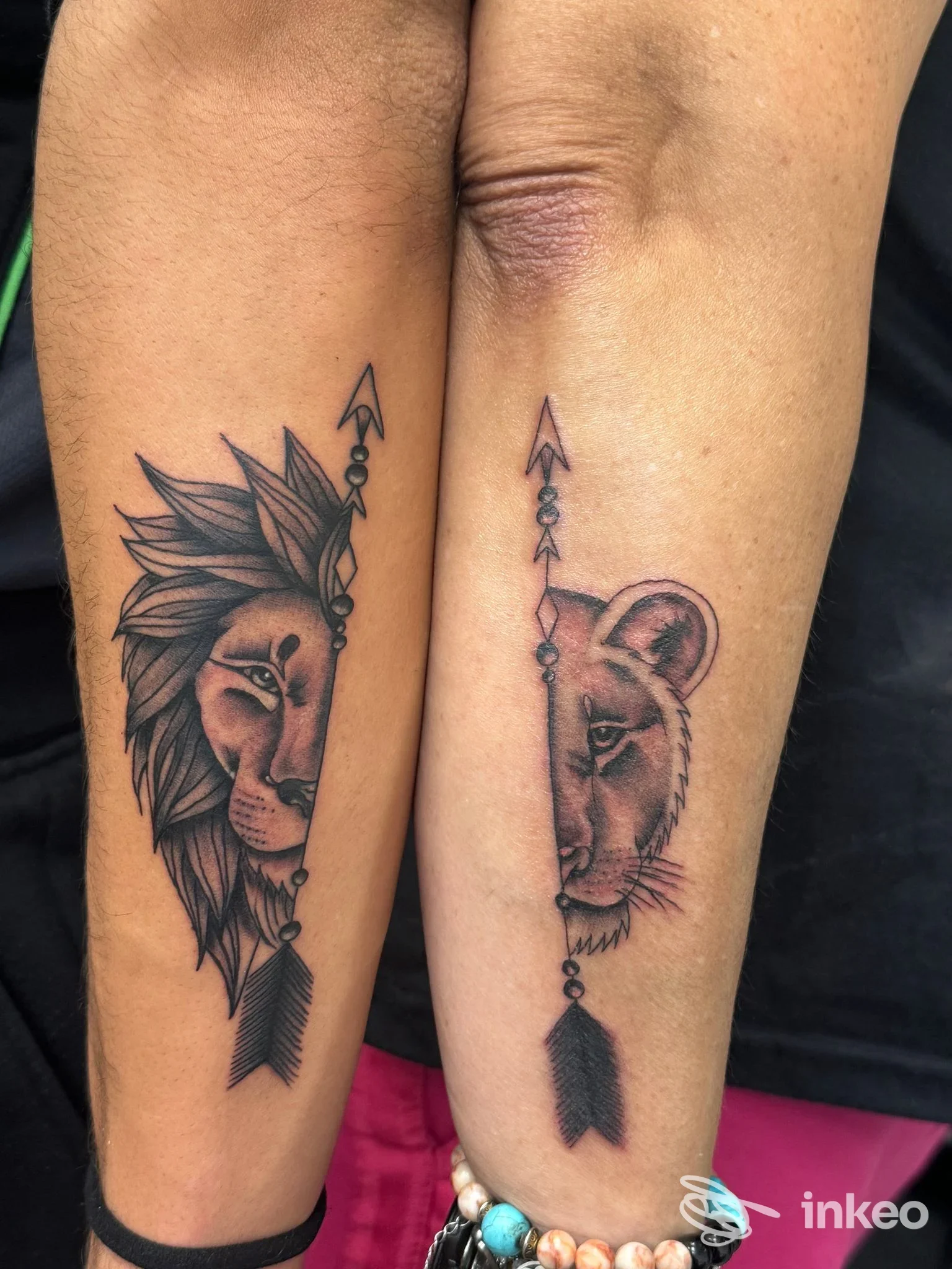 Due tatuaggi abbinati (leone e leonessa) su avambracci, lavoro pulito e inchiostrato dello studio Paco86inktattooartist a San Martino in Rio.
