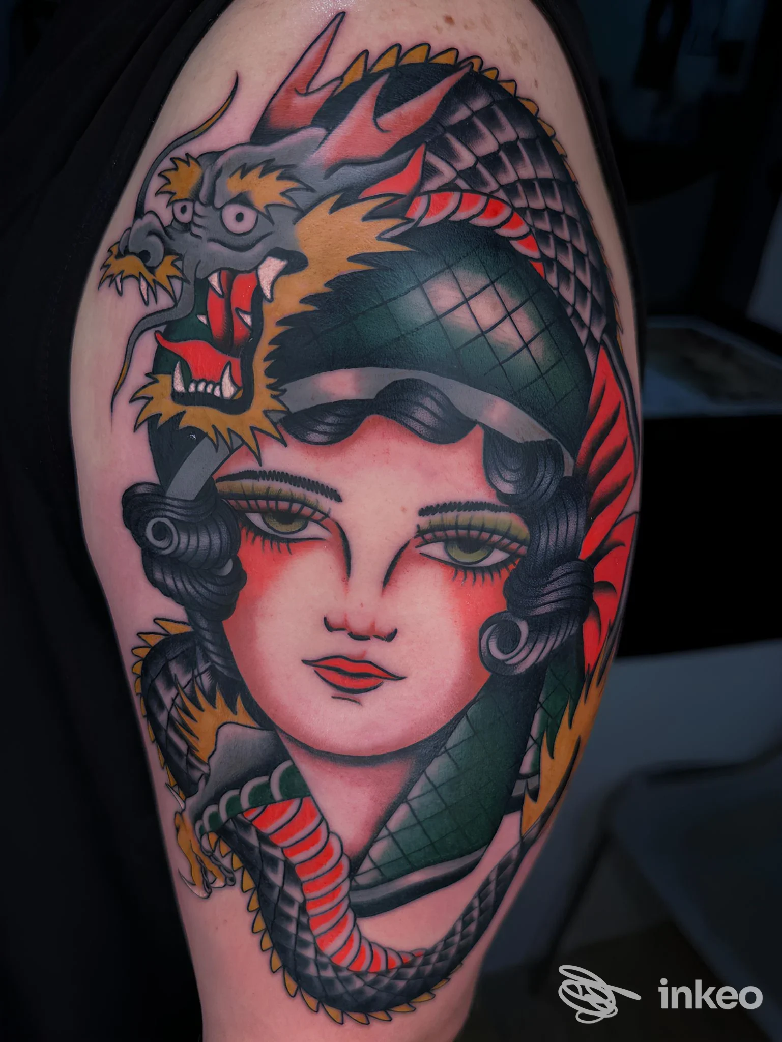 Grande tatuaggio colorato sul braccio con volto femminile e drago, NOT SO CLASSIC TATTOOS, Bari.