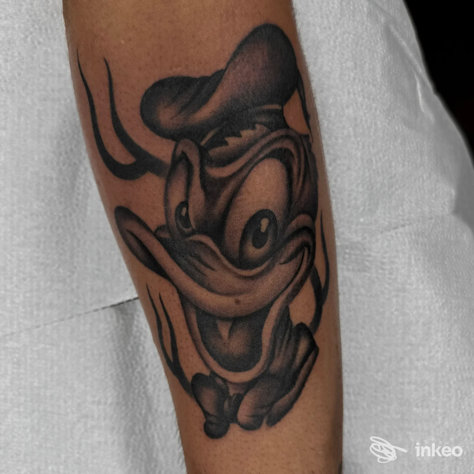 Tatuaggio black & grey a tema cartoon sull'avambraccio realizzato da NOT SO CLASSIC TATTOOS, Bari.