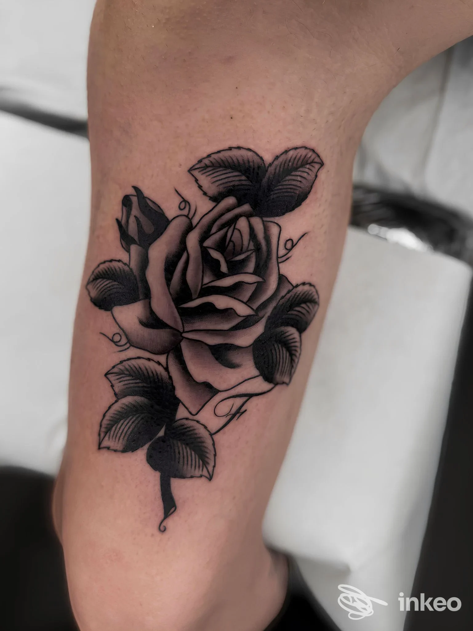 Tatuaggio di una rosa in bianco e nero sull'avambraccio, lavoro fotografato presso NOT SO CLASSIC TATTOOS a Bari.