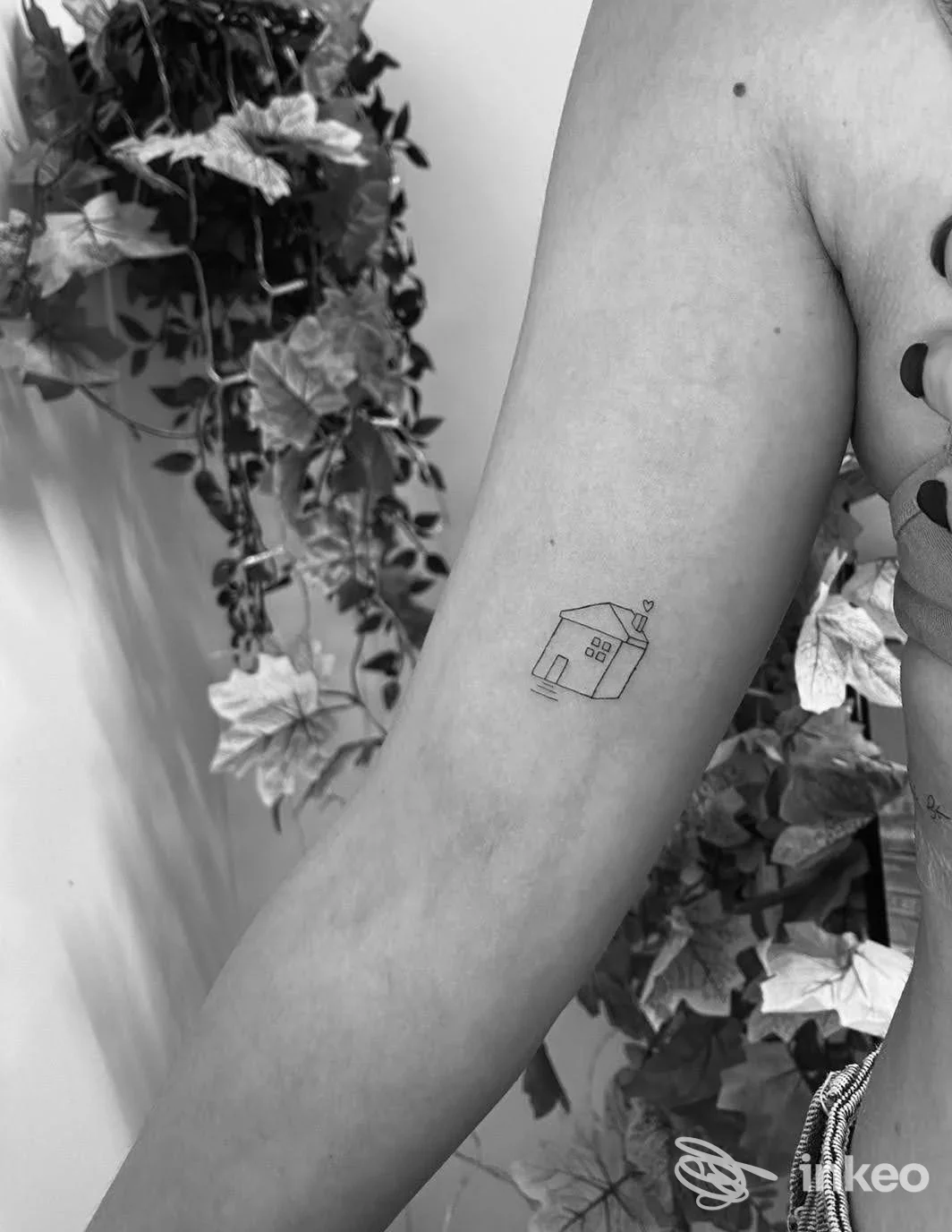 Tatuaggio minimal di una casetta sul braccio interno, foto fornita da MiniBi Tattoo, Modena.