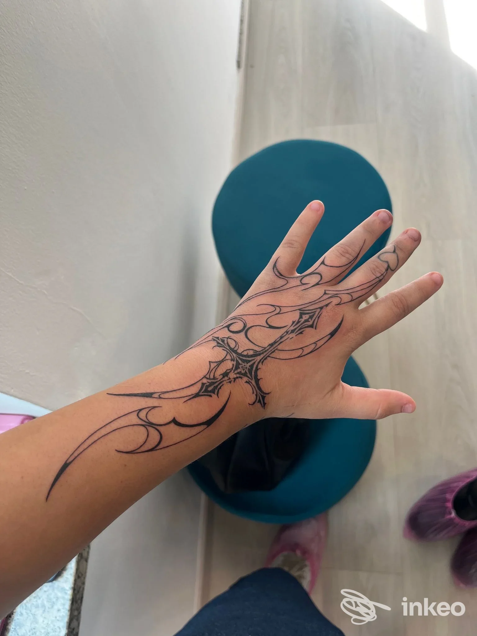 Mano e avambraccio sinistro con tatuaggio a linee nere; immagine fornita da Fairy tattoo studio, Novara.