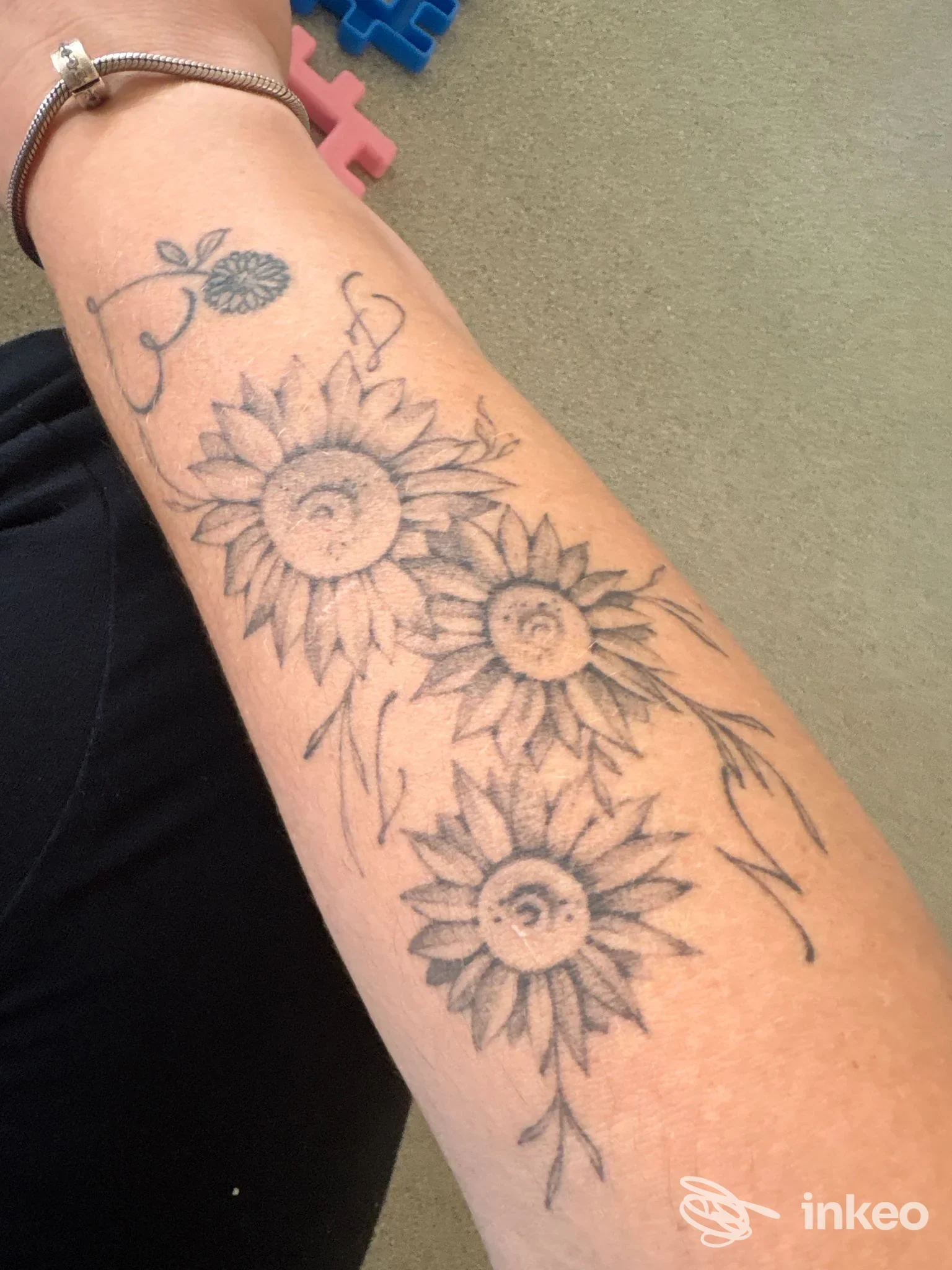 Avambraccio con tre girasoli tatuati in bianco e nero, fotografia inviata da Fairy tattoo studio, Novara.