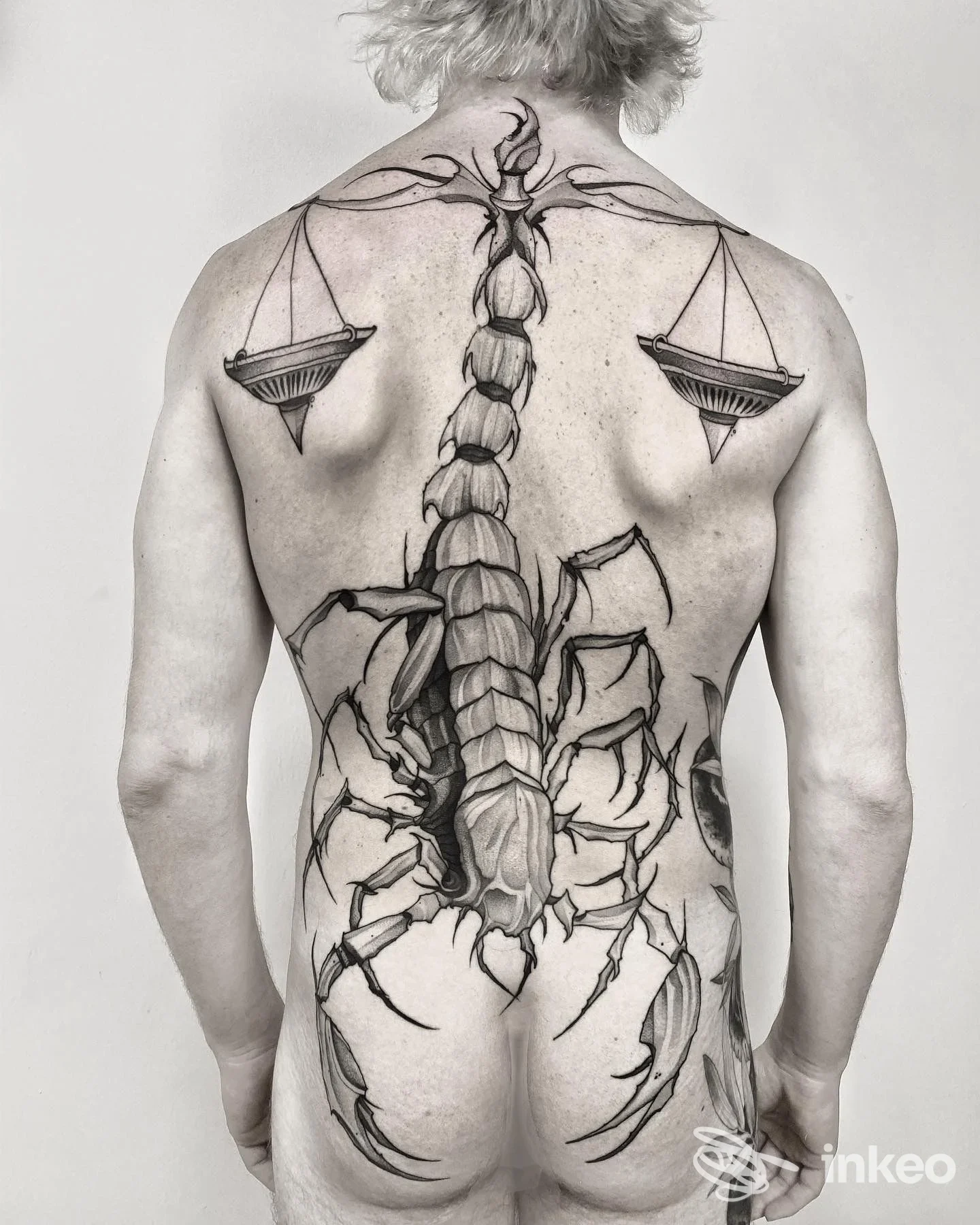 Grande tatuaggio a scorpione in bianco e nero sulla schiena, foto fornita da Bianco Studio, Giugliano in Campania.