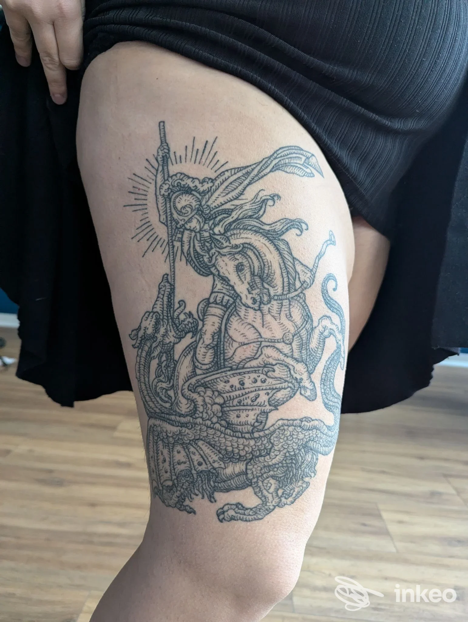 Grande tatuaggio in bianco e nero sulla coscia realizzato da Sacrosanto Tattoo, Torino, raffigurante figura mitologica e creature.