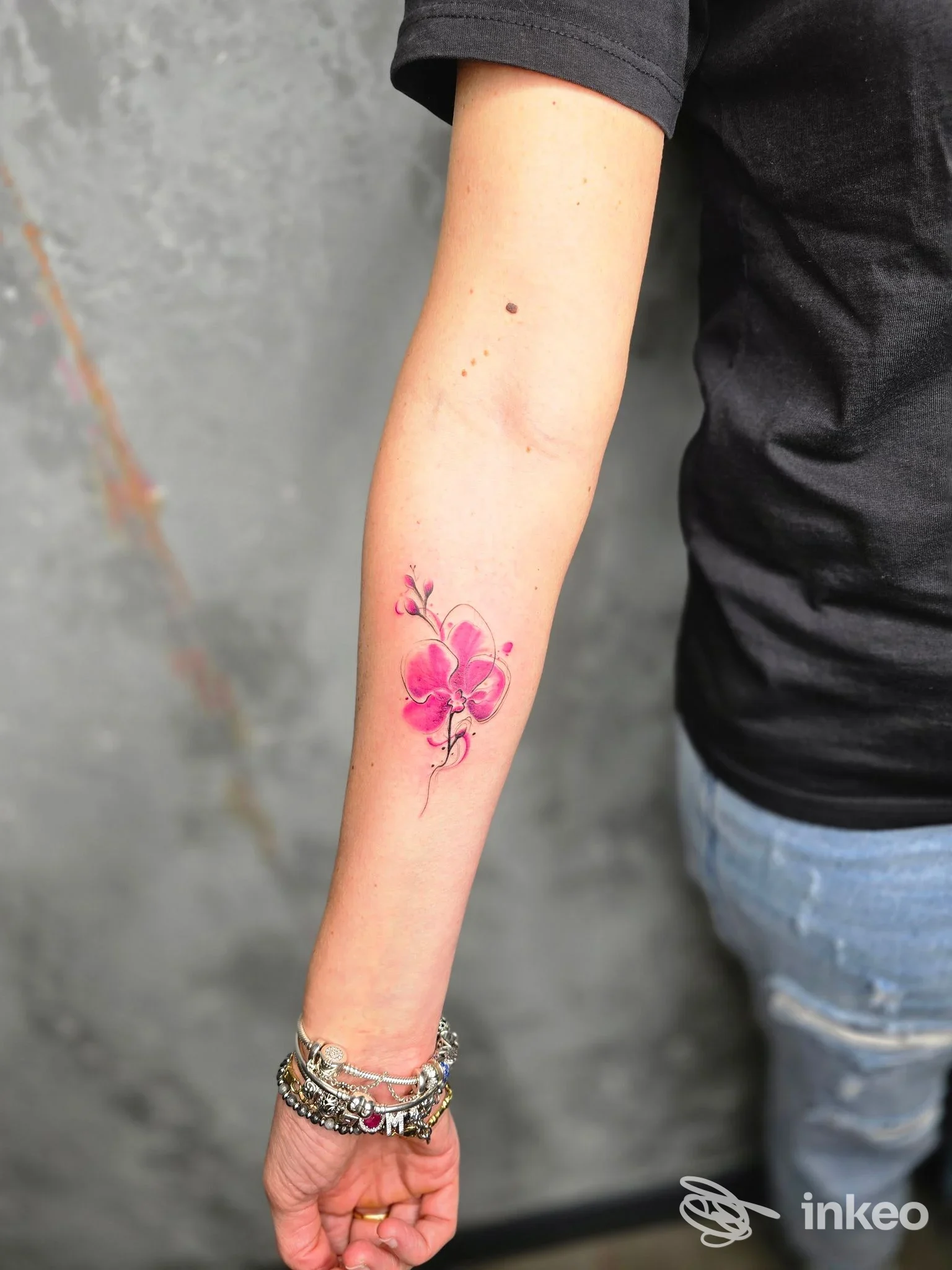 Tatuaggio floreale rosa sull'avambraccio sinistro, foto inviata da Red skin tattoostudio a Cavarzere.