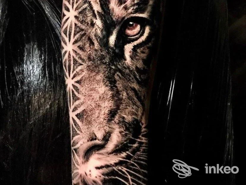 Primo piano di un tatuaggio realistico a tema tigre sull'avambraccio. Rename Tattoo Studio, Campi Bisenzio.