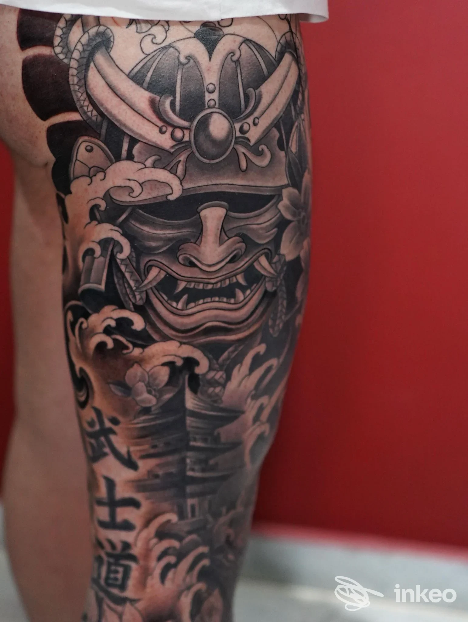 Tatuaggio su coscia con maschera samurai e onde, fotografato per Ciko Tattoo Studio, Somma Vesuviana.