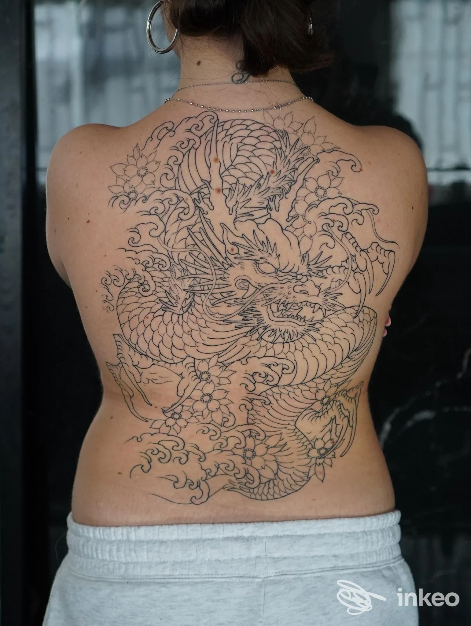 Ampio tatuaggio a contorno di un drago che copre la schiena di una persona, foto inviata da Ciko Tattoo Studio, Somma Vesuviana.