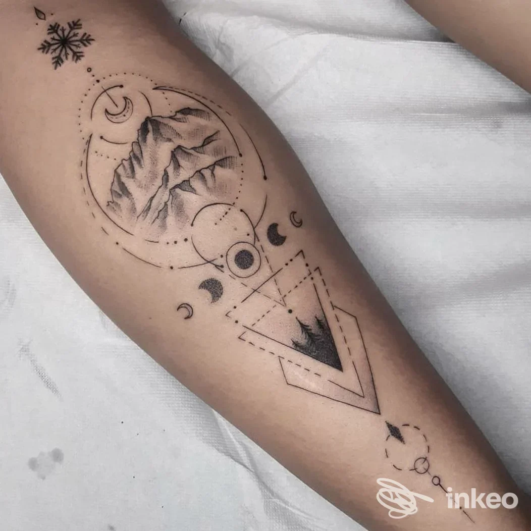 Tattoo geometrico-montagnoso sull'avambraccio, con cerchi e linee, realizzato sulla pelle. Studio Bumblebee Tattoo Studio.