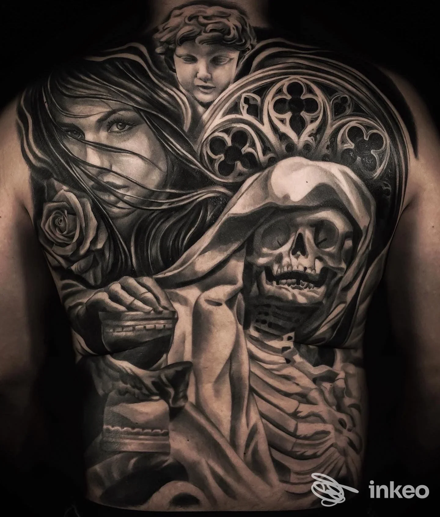 Ampia schiena tatuata in bianco e nero con scena realistica (scheletro, donna e putto) — ARTEM Tattoo Studios, Volla.