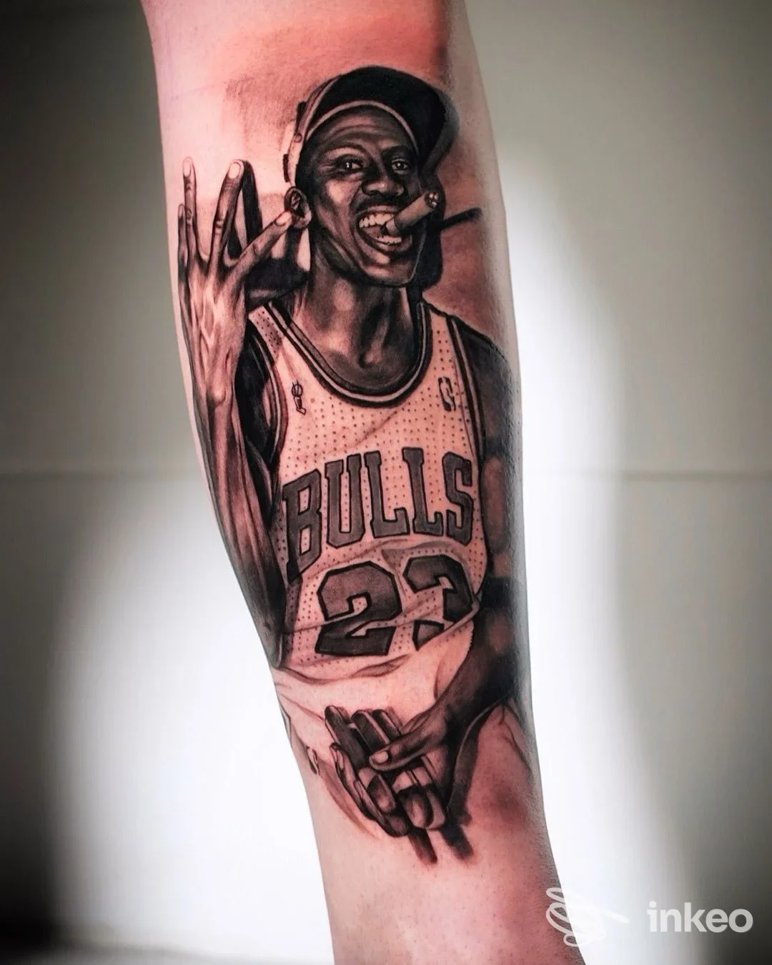 Tatuaggio ritratto in bianco e nero su avambraccio, foto fornita dallo studio ARTEM Tattoo Studios di Lucio Skor a Volla.