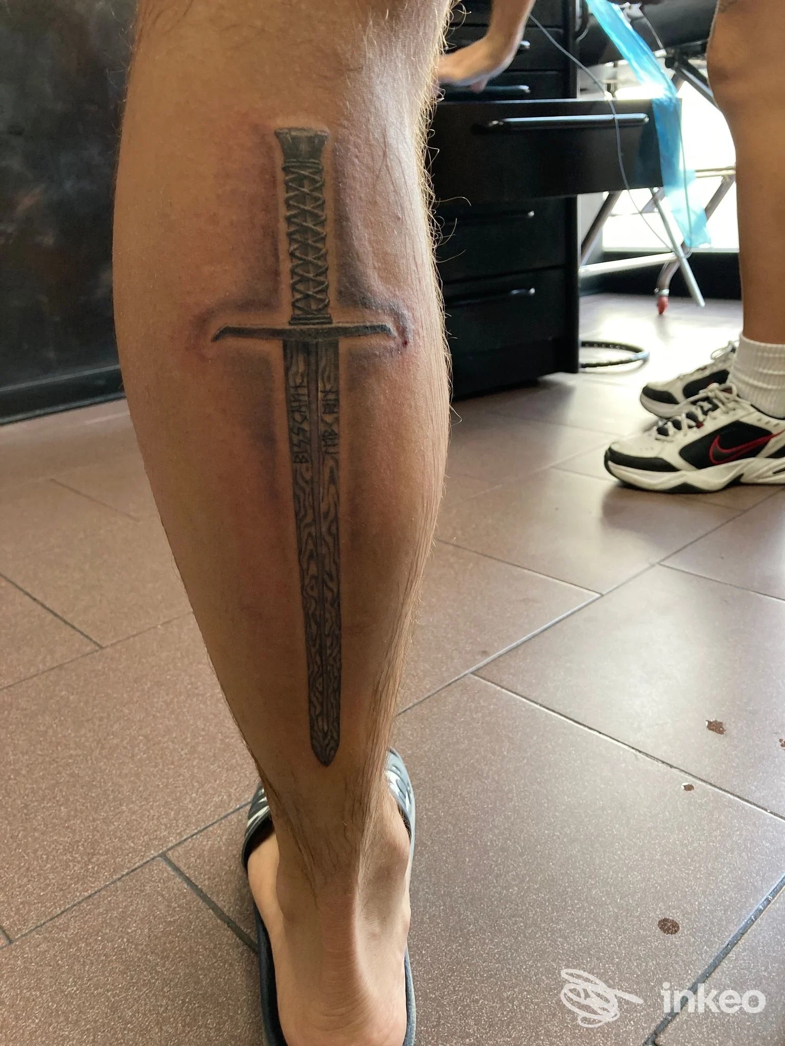 Tatuaggio a forma di spada sul polpaccio, Total Art Tattoo, Chioggia.